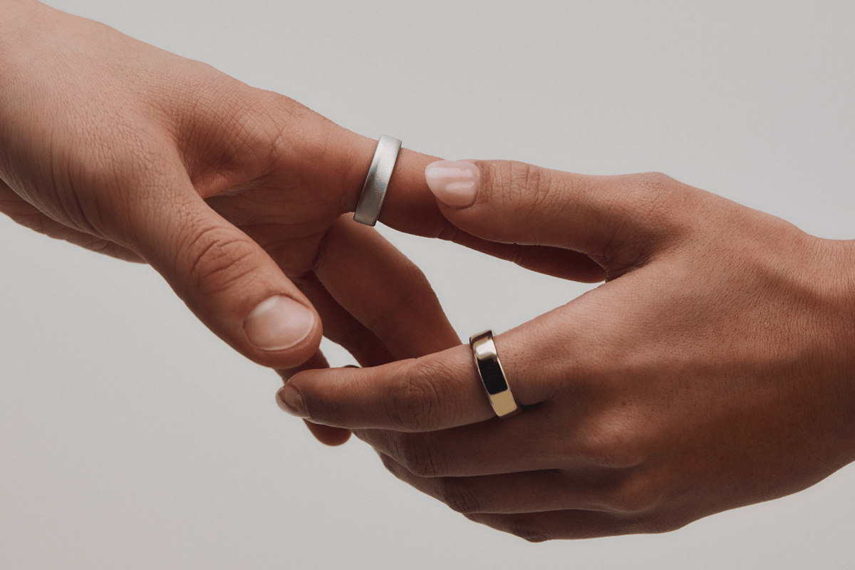 Oura Ring 5 worn on two hands in Silver and Gold finishes