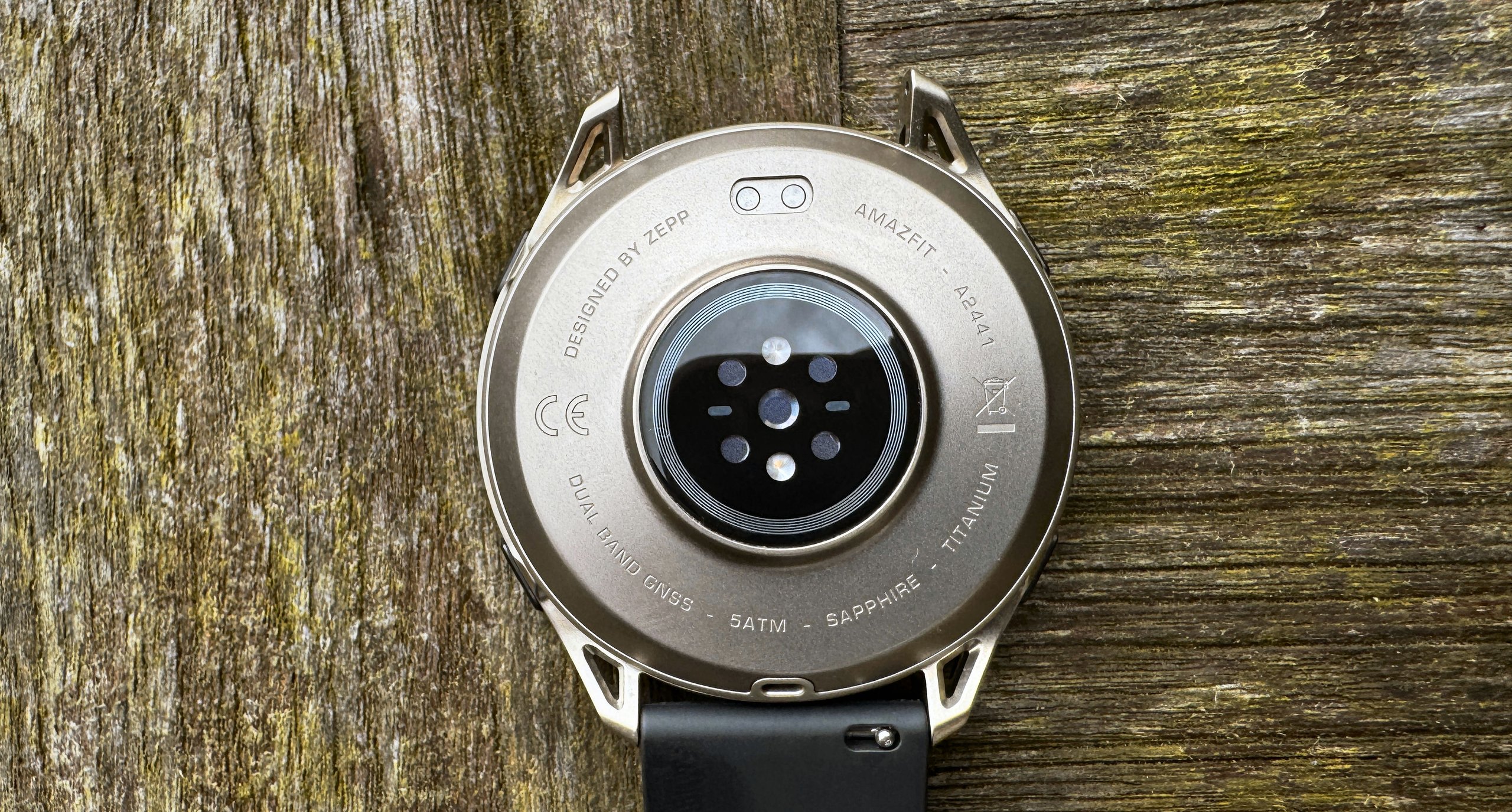 Amazfit Cheetah 2 Ultra reverse, showing BioTracker 6.0 PPG biometric sensor, with 5 photodiodes and 2 LEDs.
