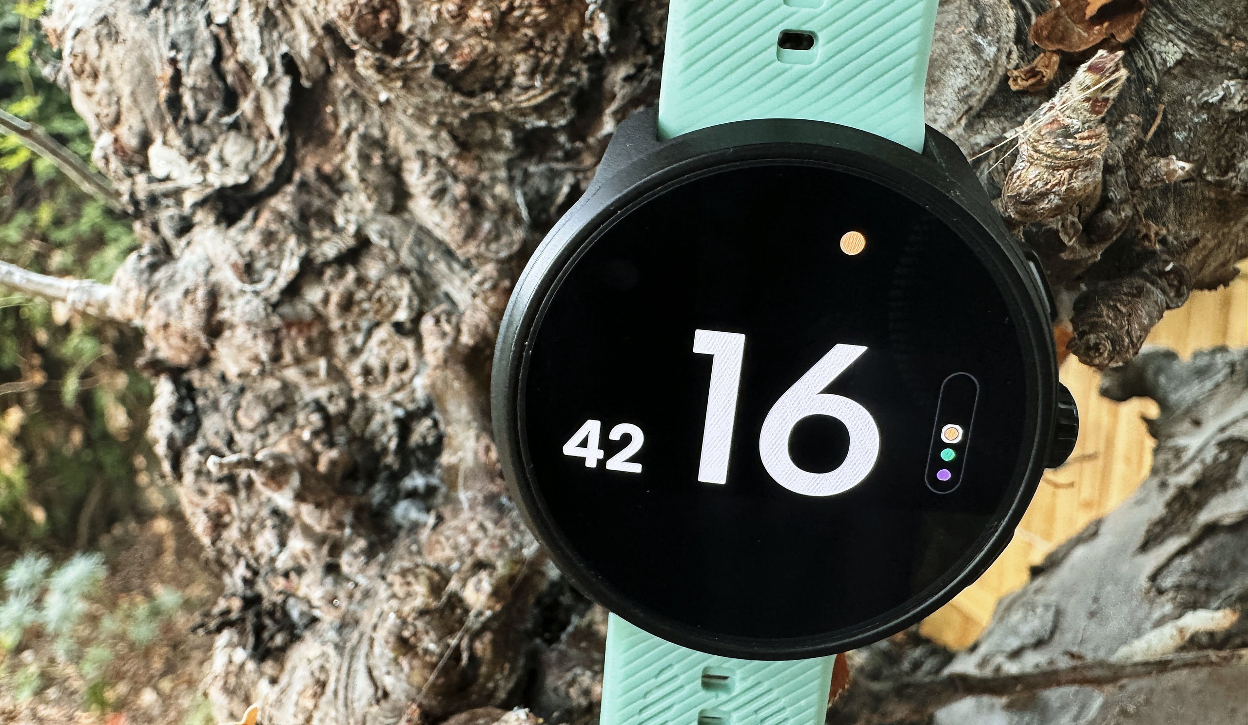 Suunto Run 2 Showing modern simple watchface