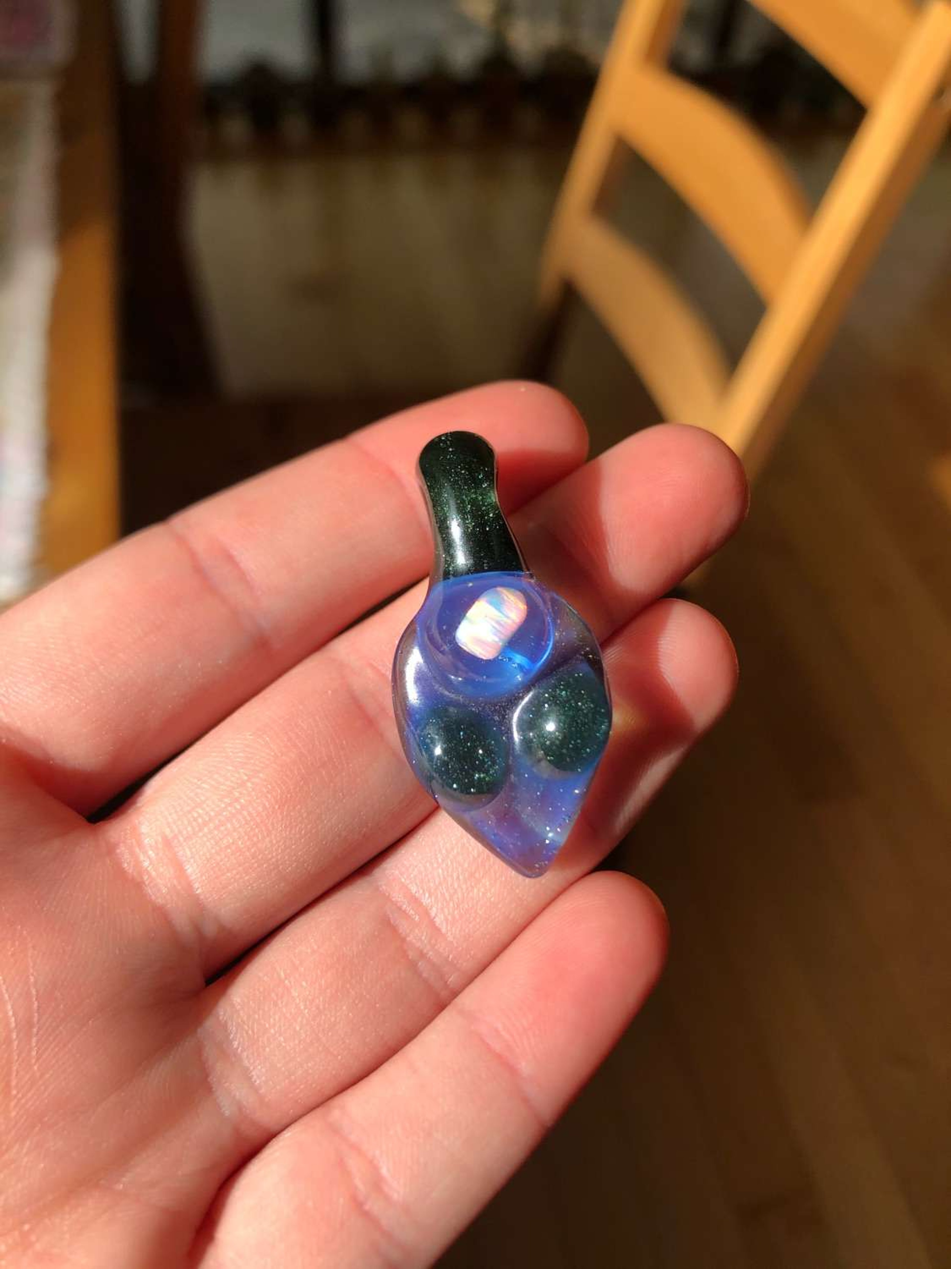 Preview pic of Empty Dish Glass alien head pendy w opal