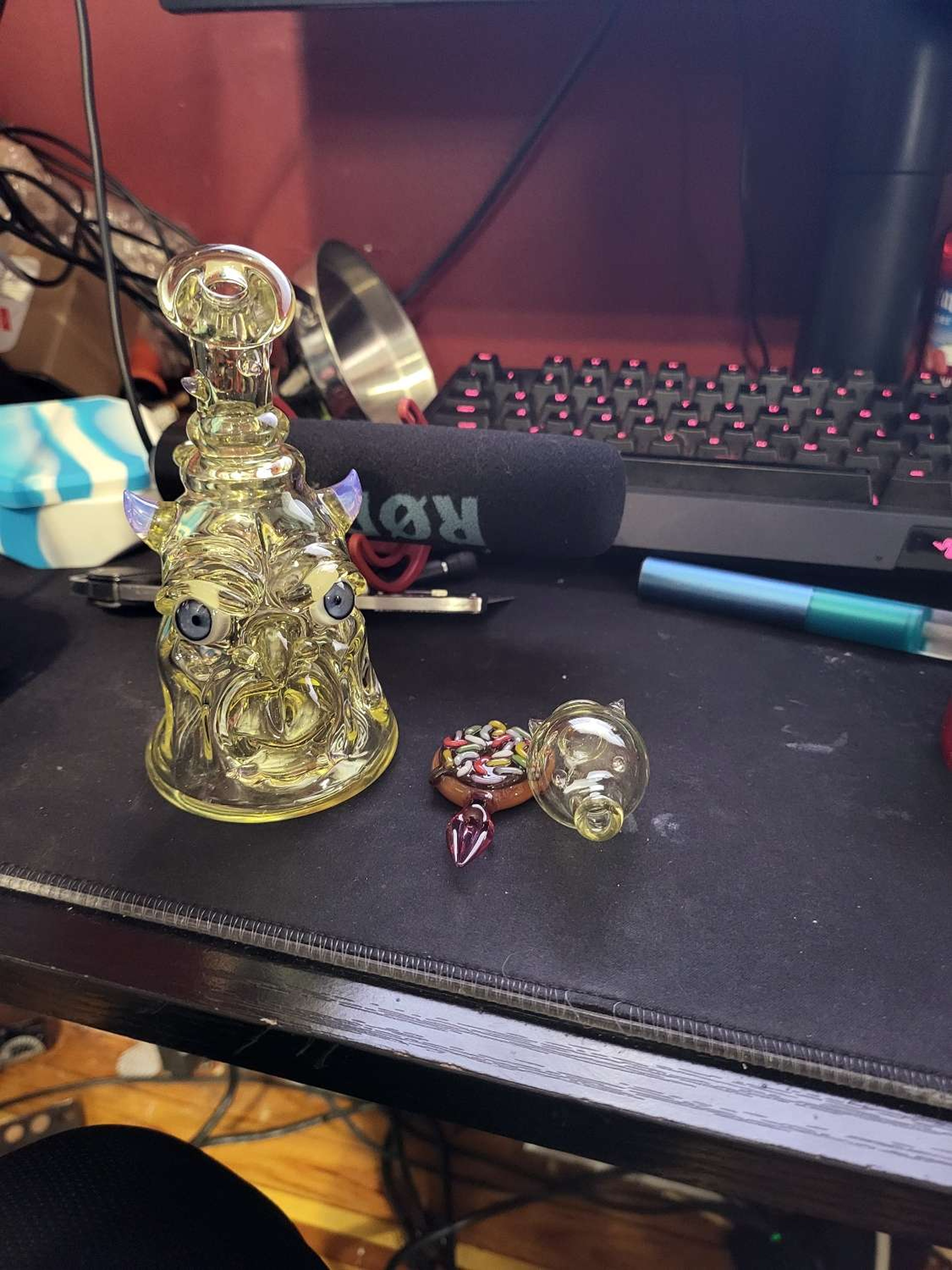 (TRADES & OFFERS)@Kakebfolkglass face rig with matching cap//donut dabber on the side (SOLD) image 0