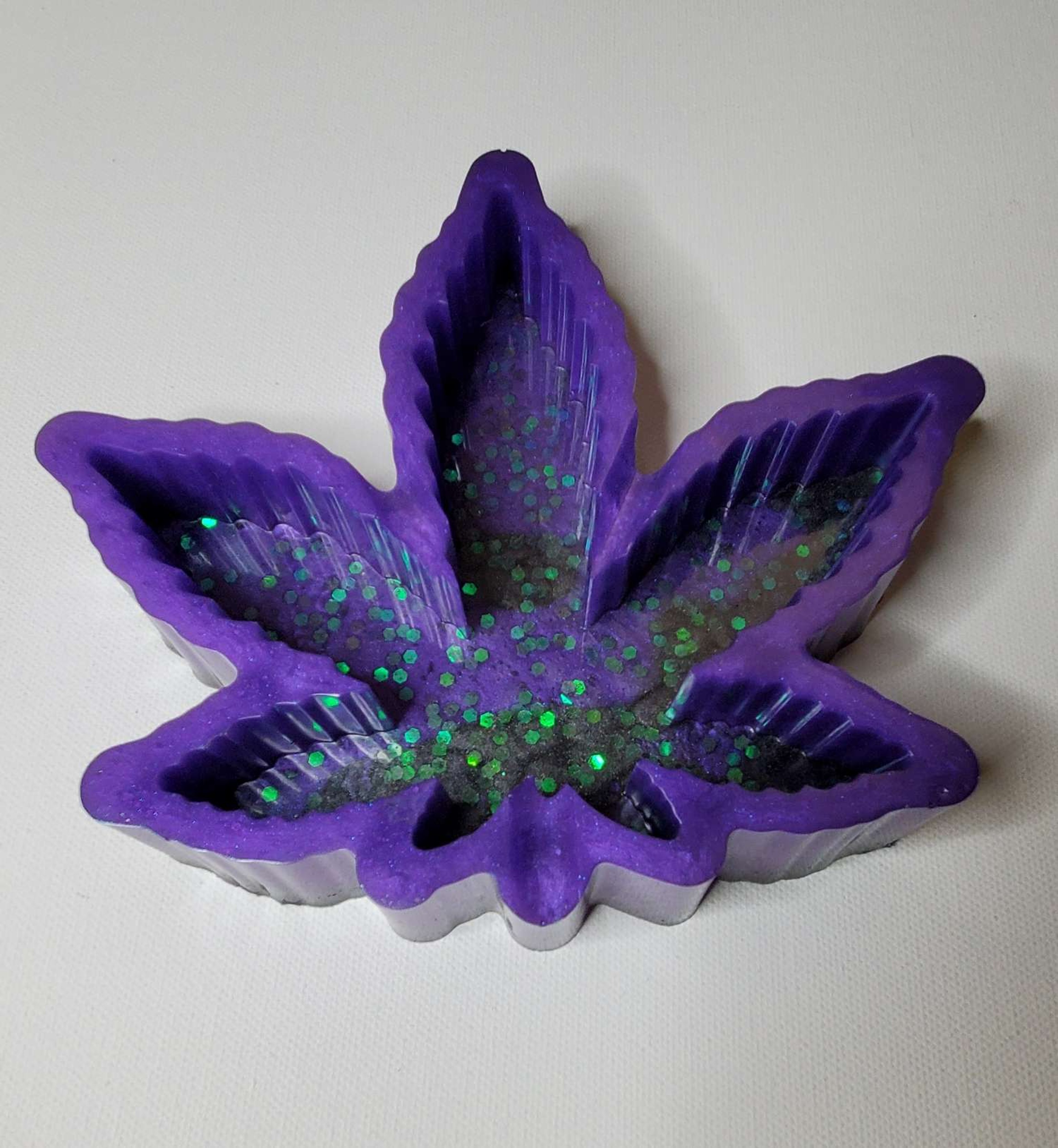 Preview pic of Purple and black leaf ashtray