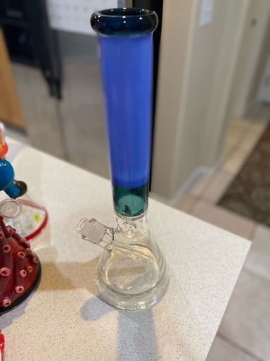 Preview pic of 2 tone bong