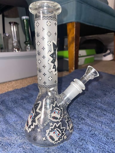 Preview pic of Glow In The Dark Mini Bong