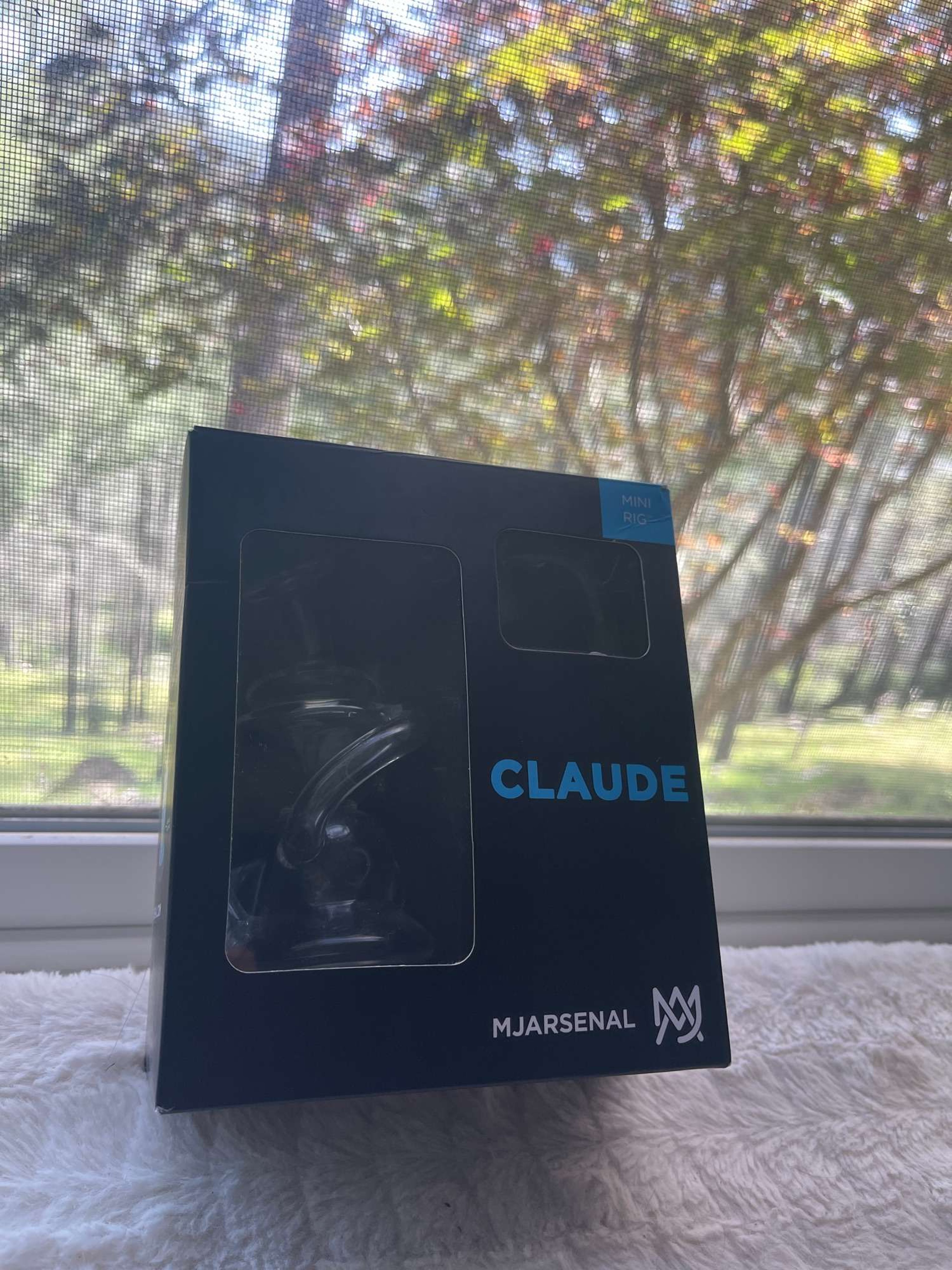 Preview pic of Slightly used claude with box