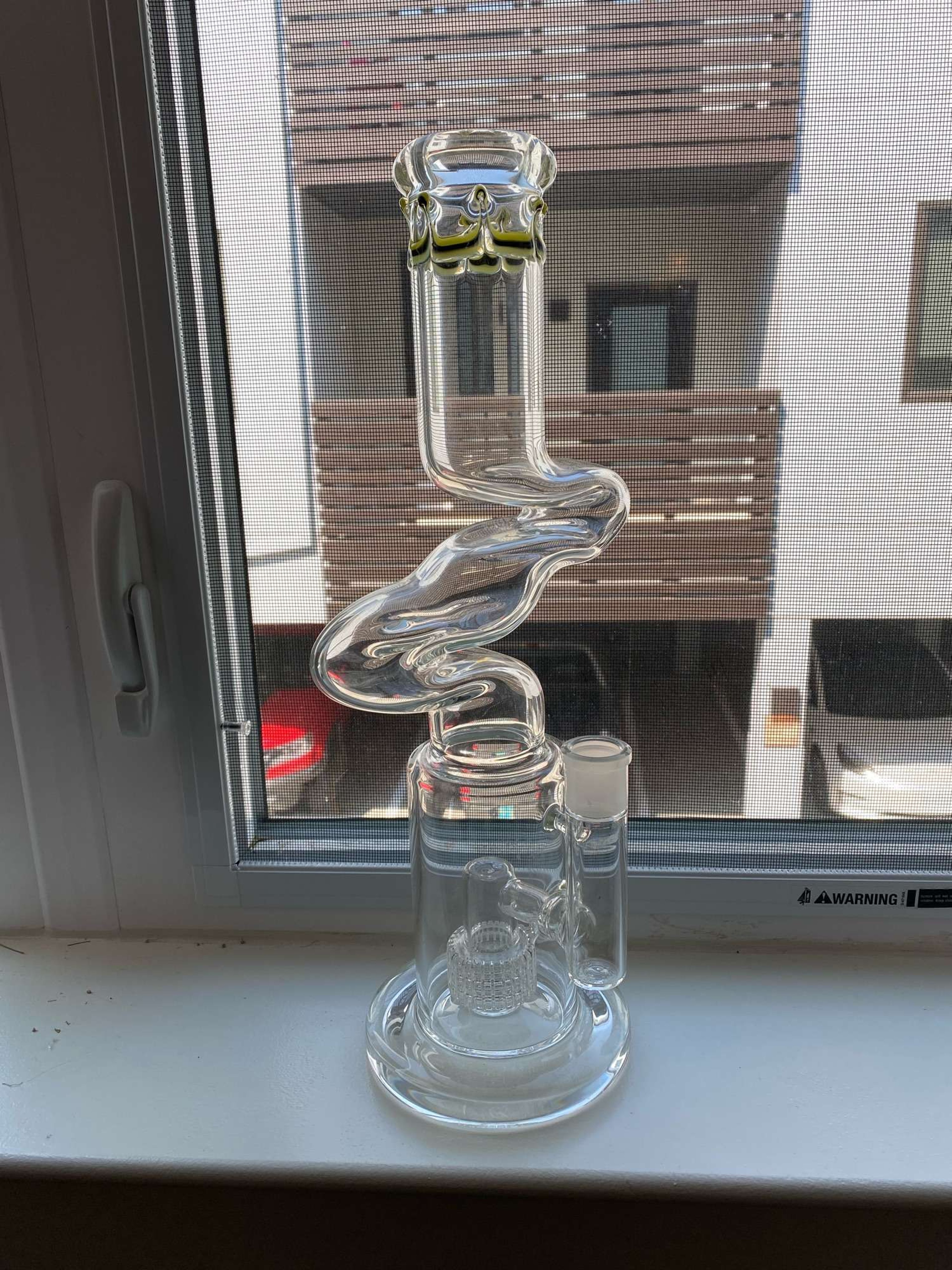 Preview pic of Crowned zig zag bong (no zong label)