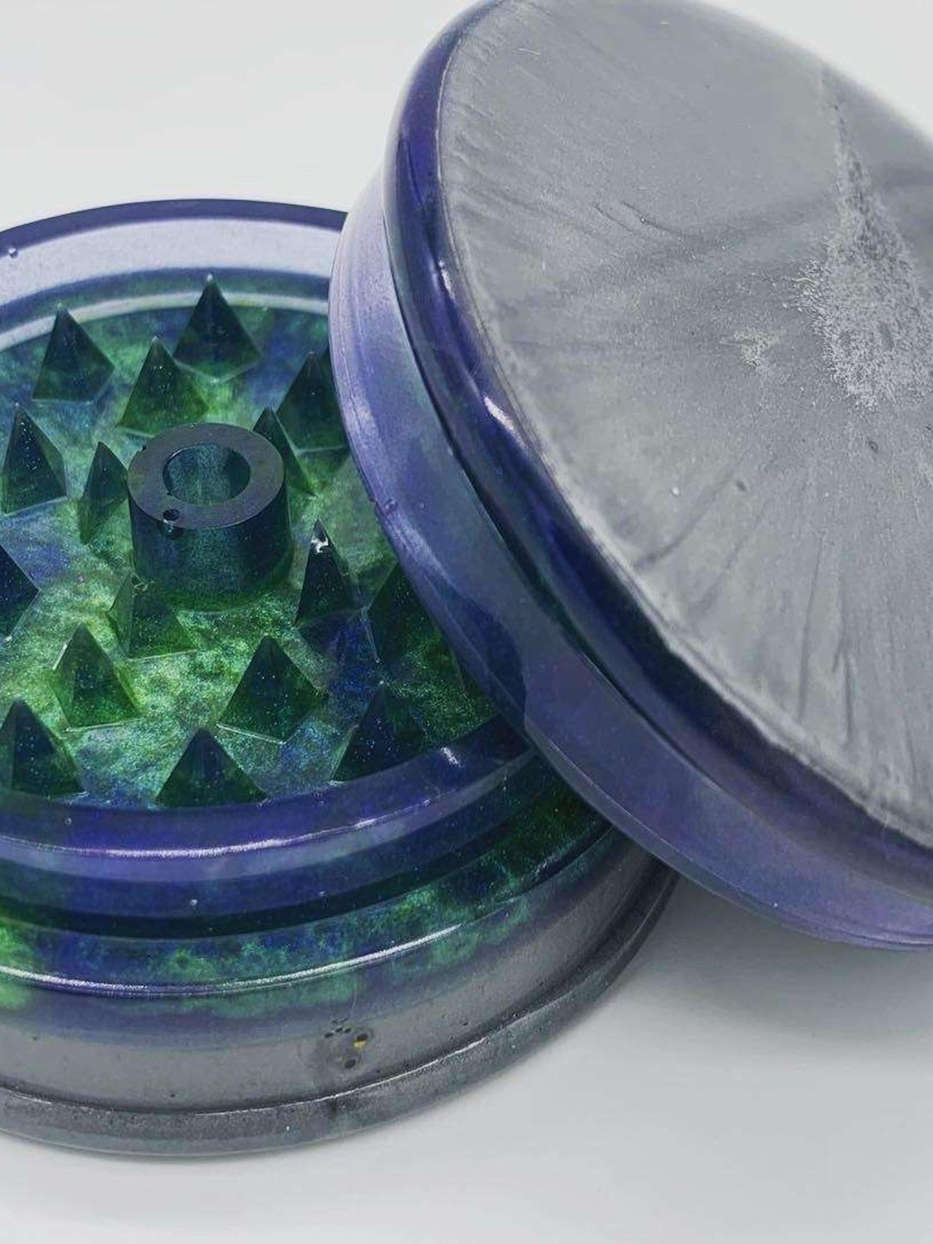 Green, blue and silver resin pour grinder image 0