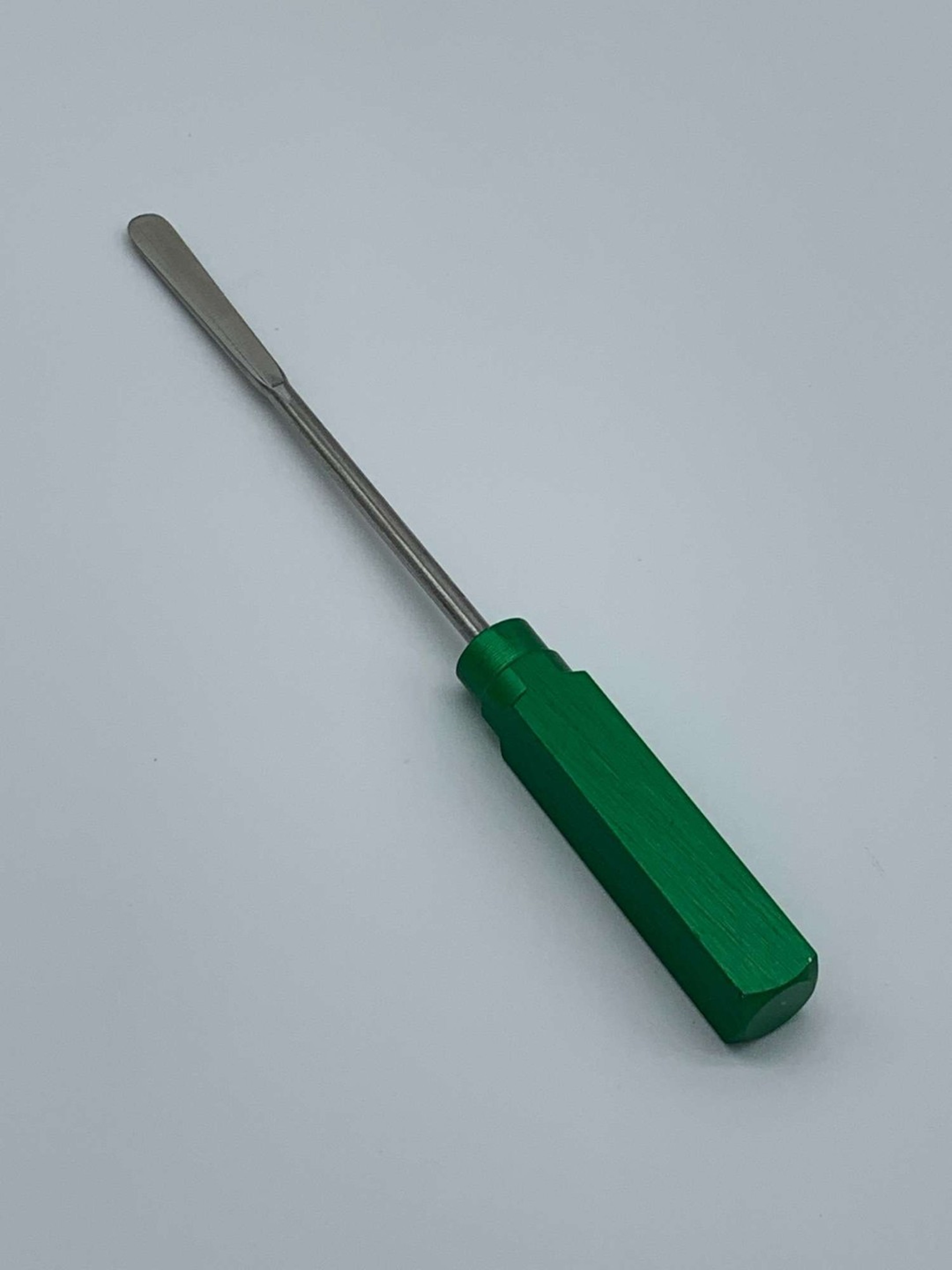 Green metal dab tool with wide blade image 0