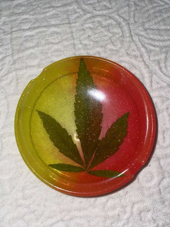 circular resin ashtray in strawberry lemonade Image 2