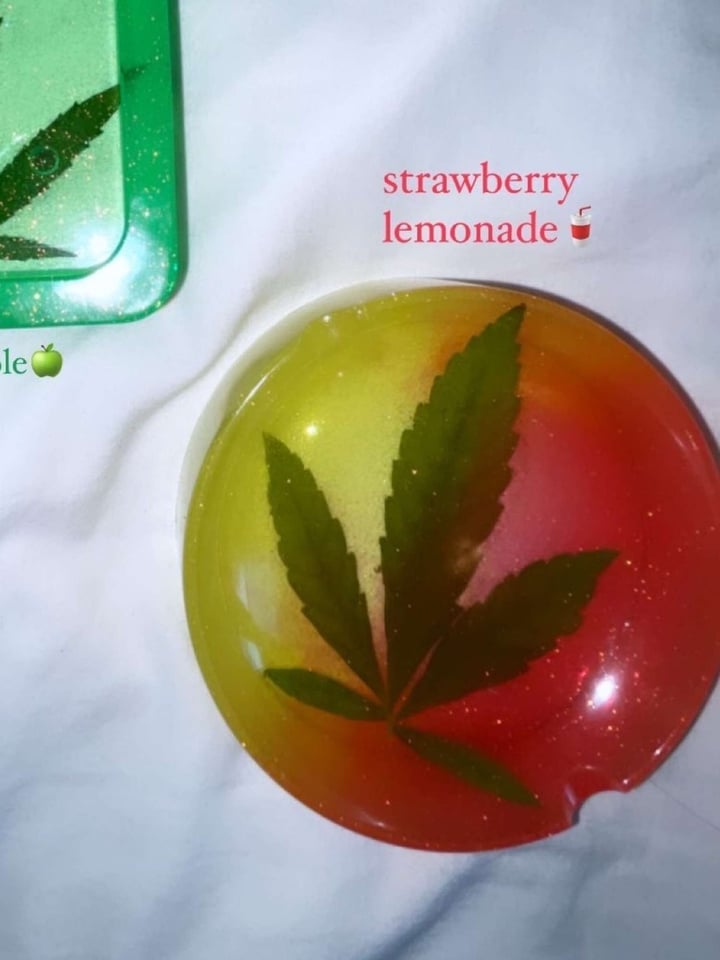 circular resin ashtray in strawberry lemonade Image 4