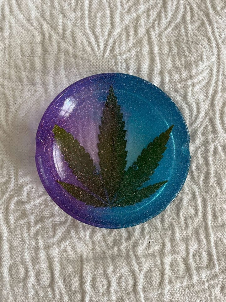 circular resin ashtray in grape x ocean Image 4