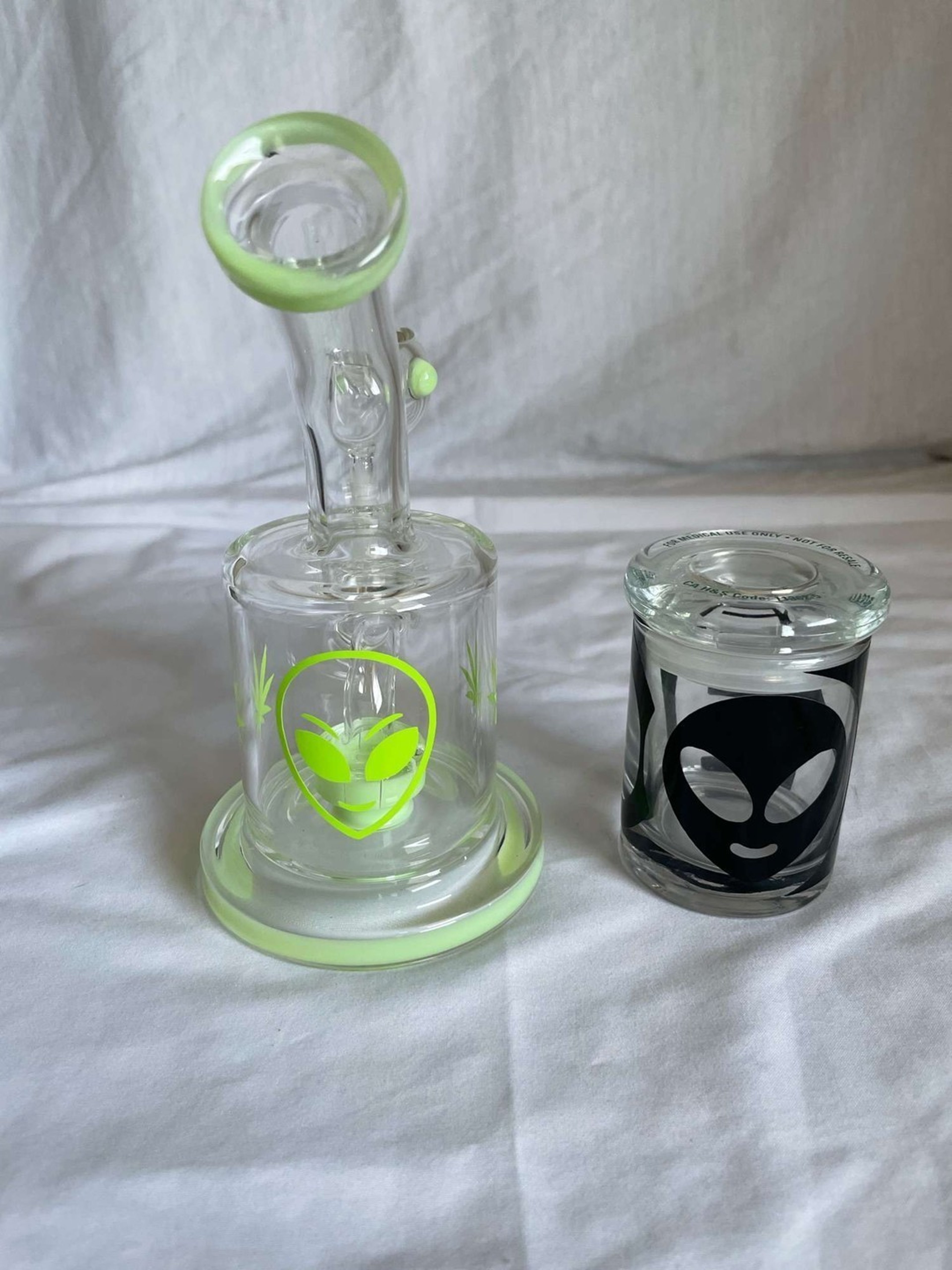 Preview pic of Lil’ Alien 7” Glass Bong