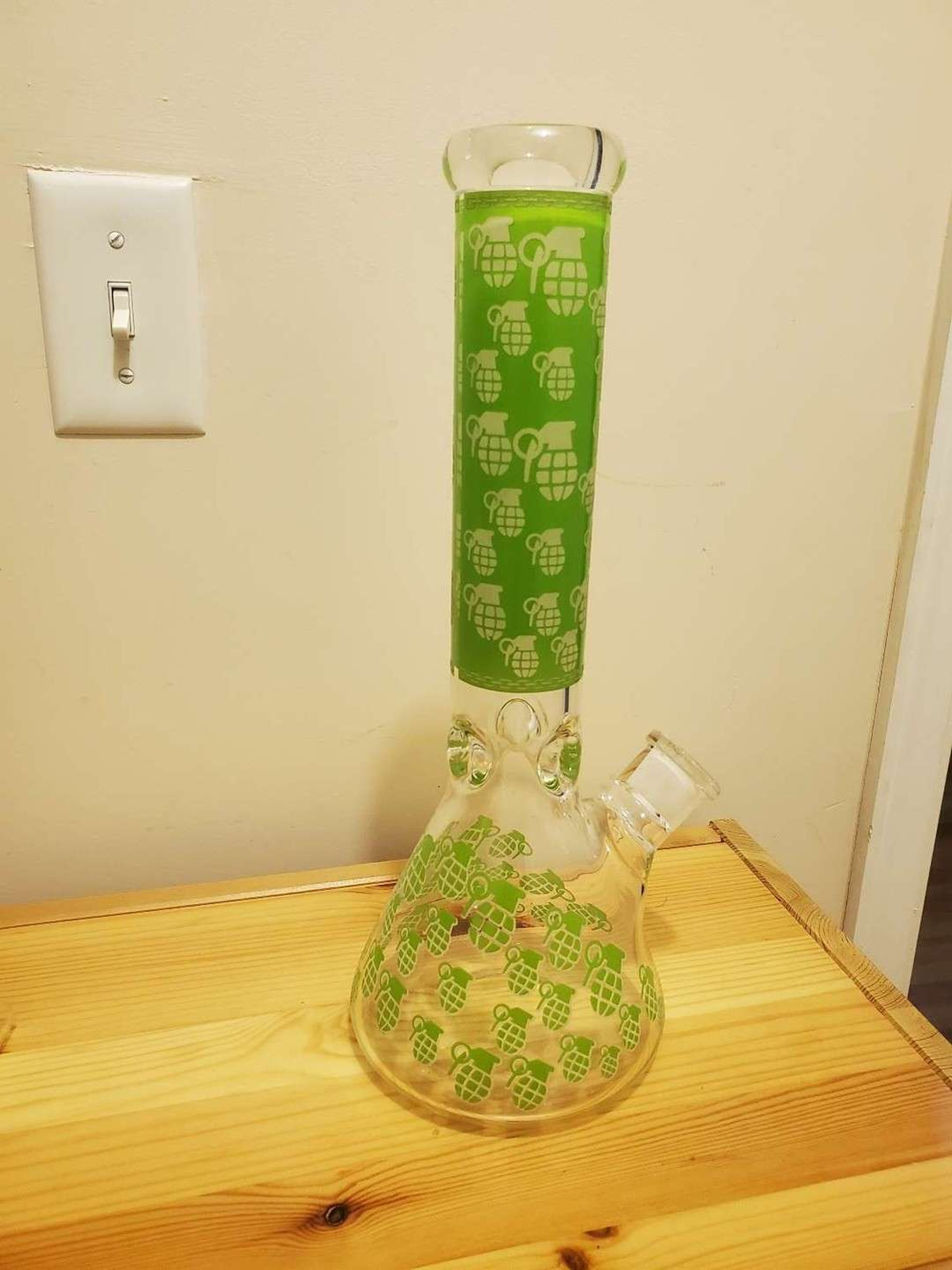 Preview pic of 16 inch glow in the dark bong 14 mm