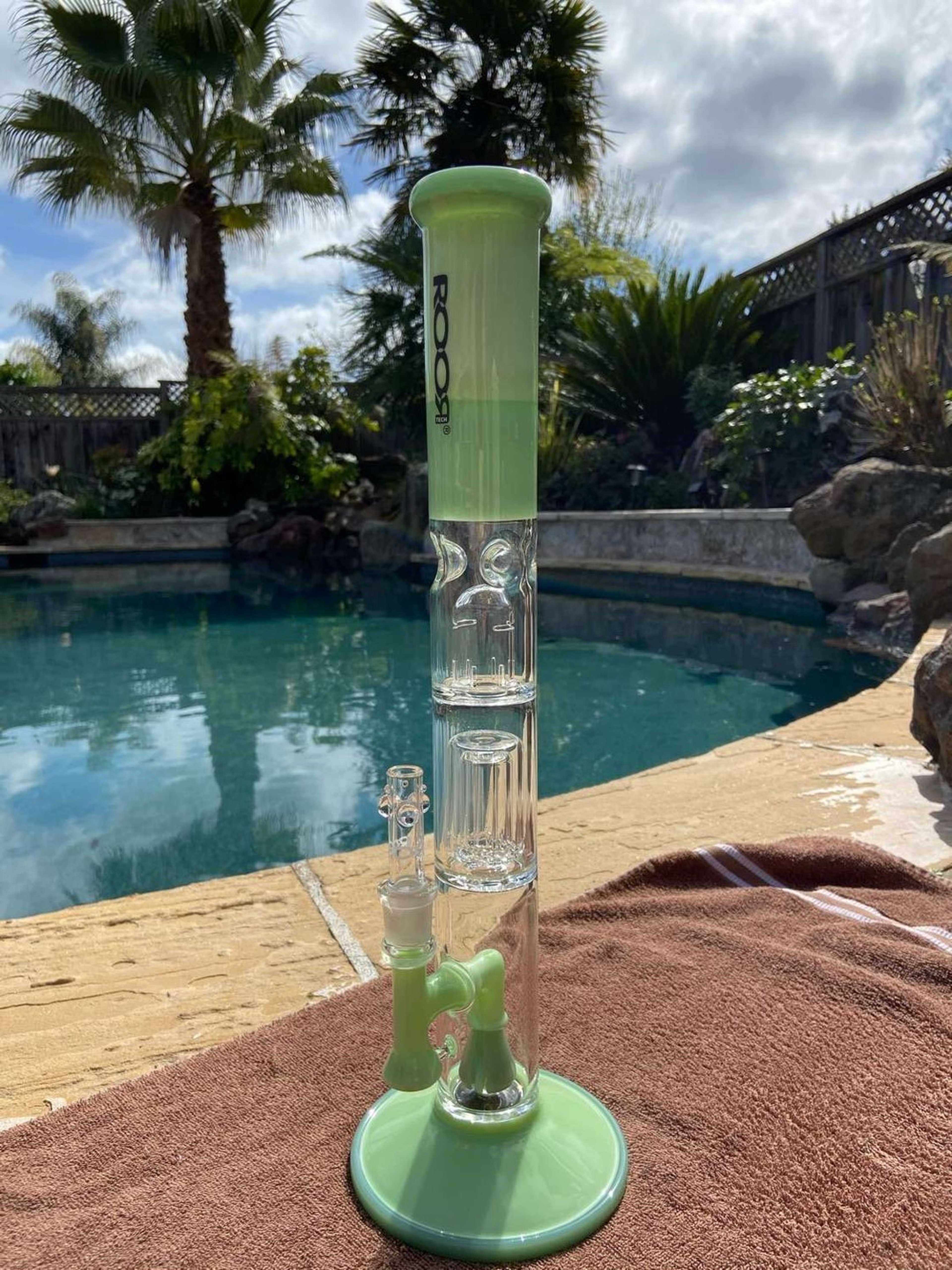Preview pic of Roor 18” Straight barrel perc Milky Green and mint.