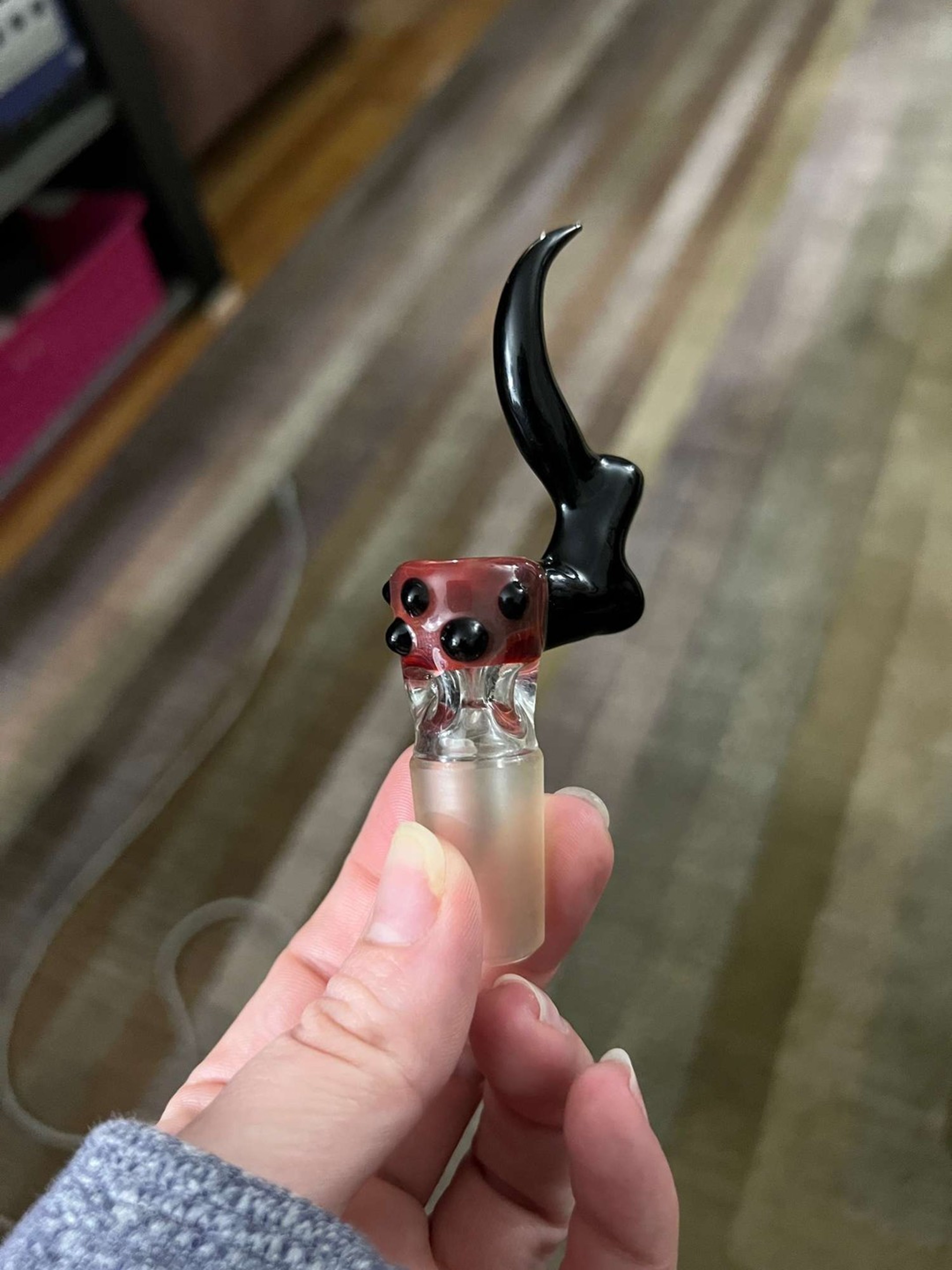 Preview pic of Xilla Glass 18mm Red Horn Pinch Slide