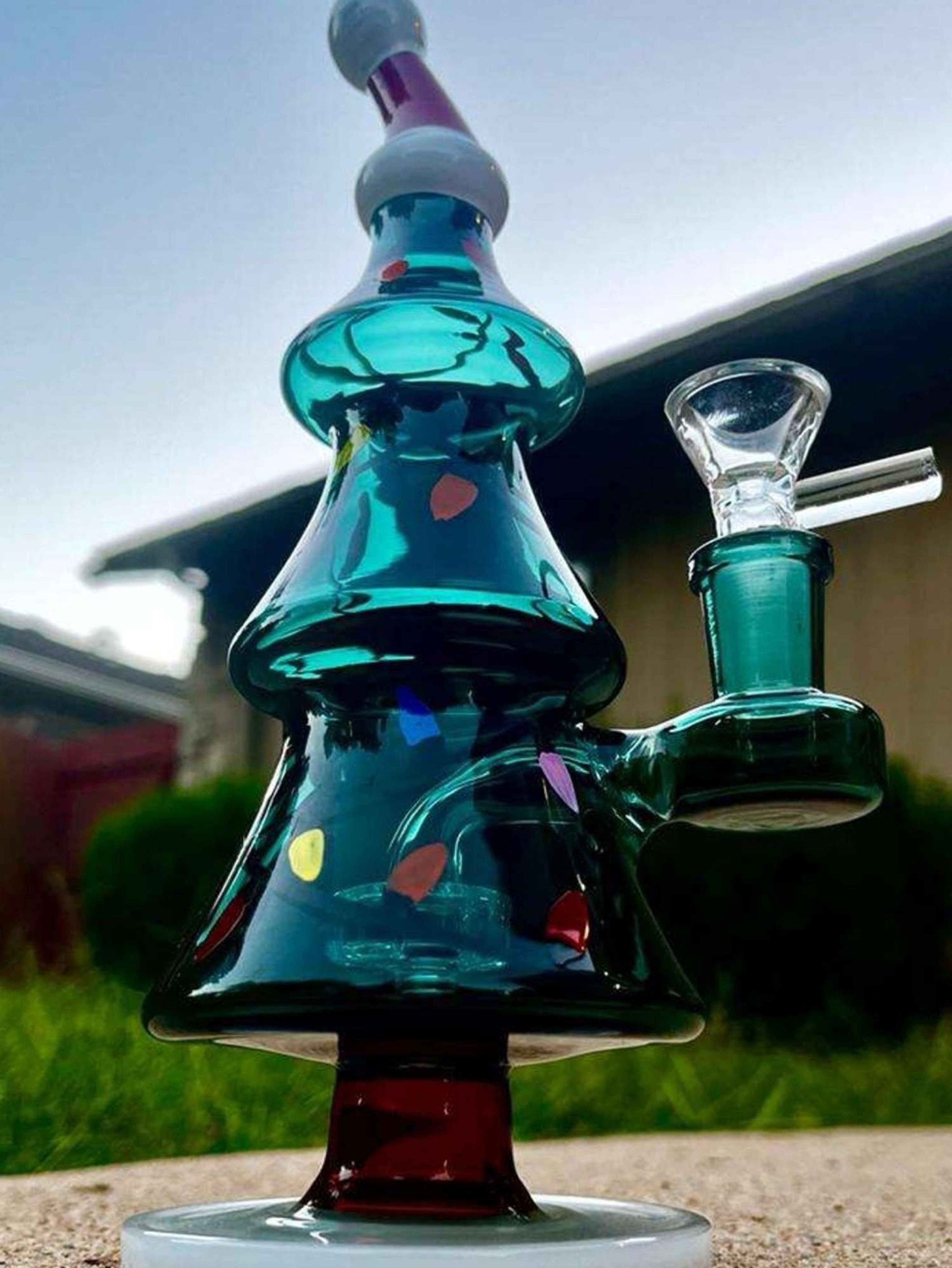 Preview pic of 9" Christmas Tree Bong Rig