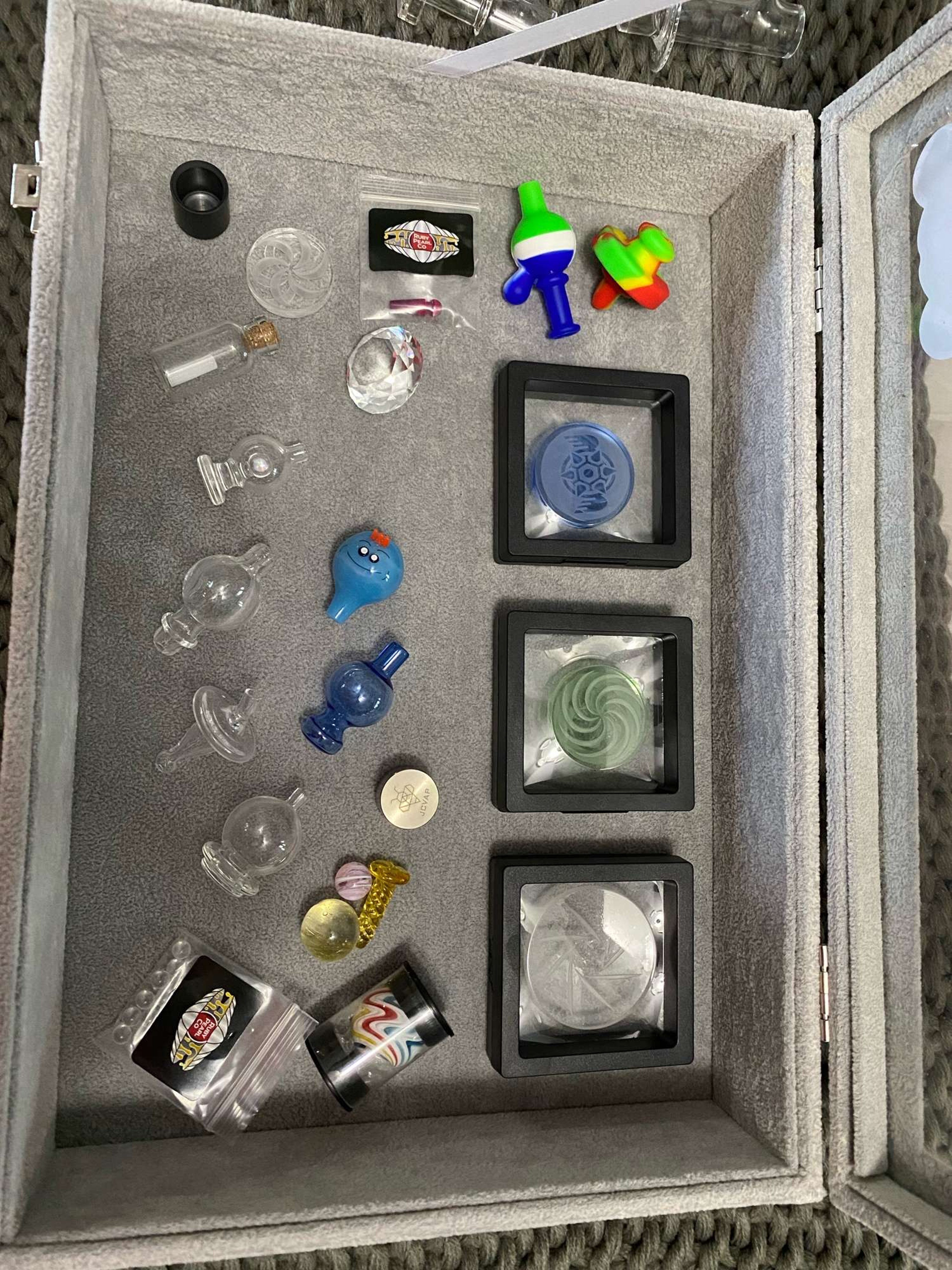 Liqidating my accessories image 0