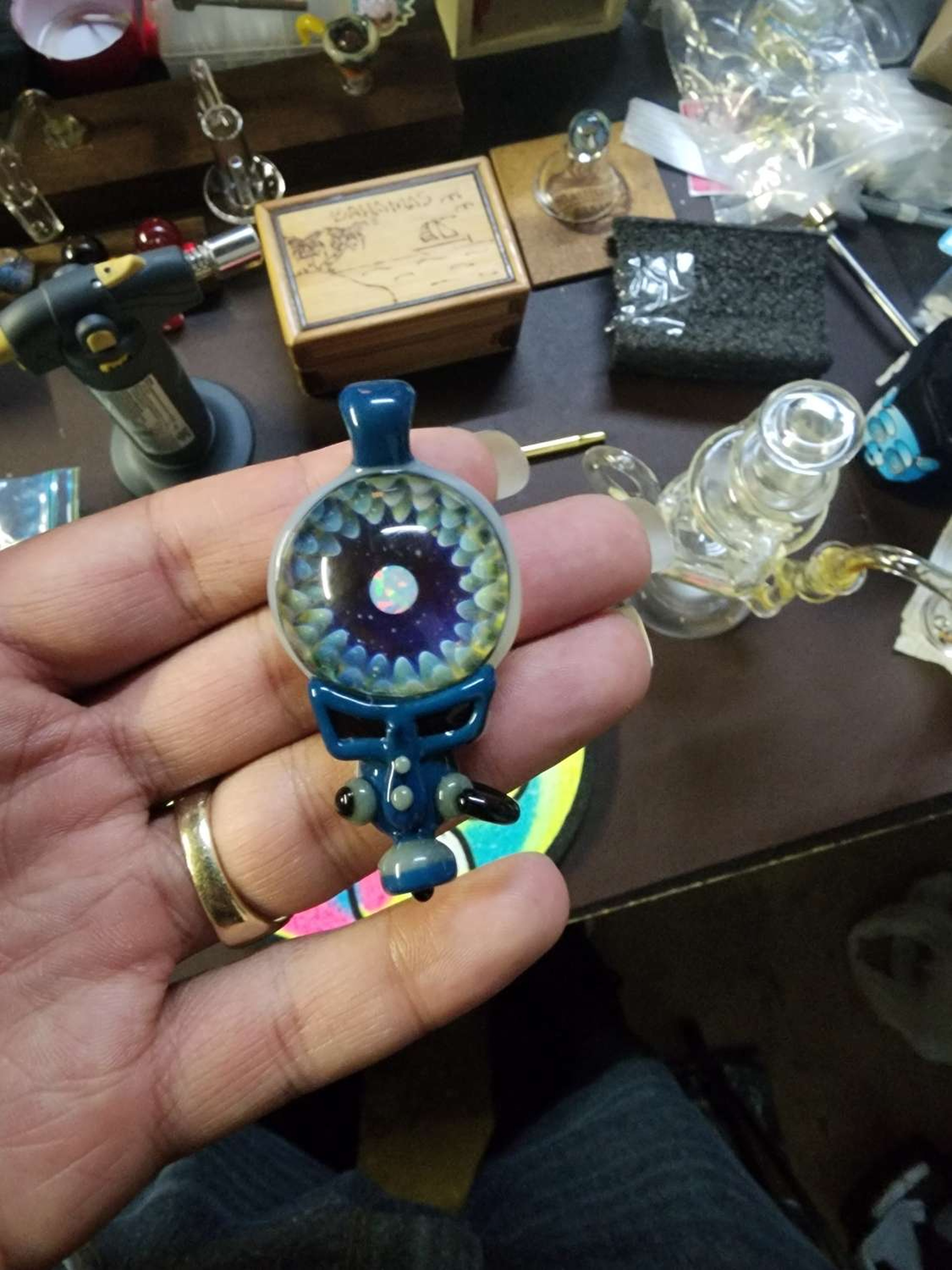 Neebs Glass dead head pendant image 0