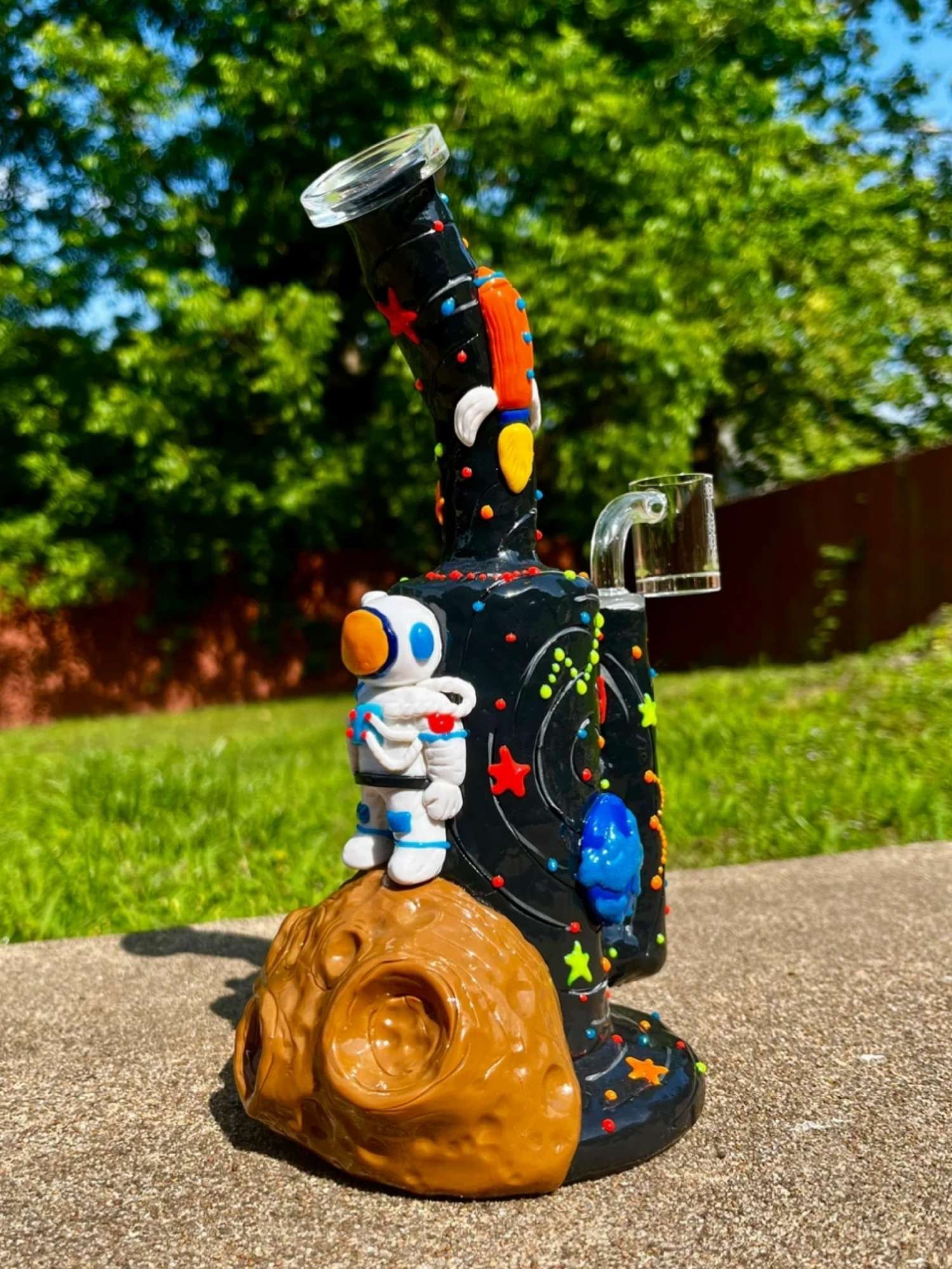 9-Inch Rig Water Pipe Bong with Quartz Honeycomb Percolator - Space Art with Solar System Stars, UV Reactive, and Glow in the Dark Accents
image 0