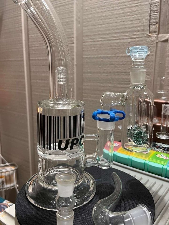 UPC Scientific glass bong + free extras Image