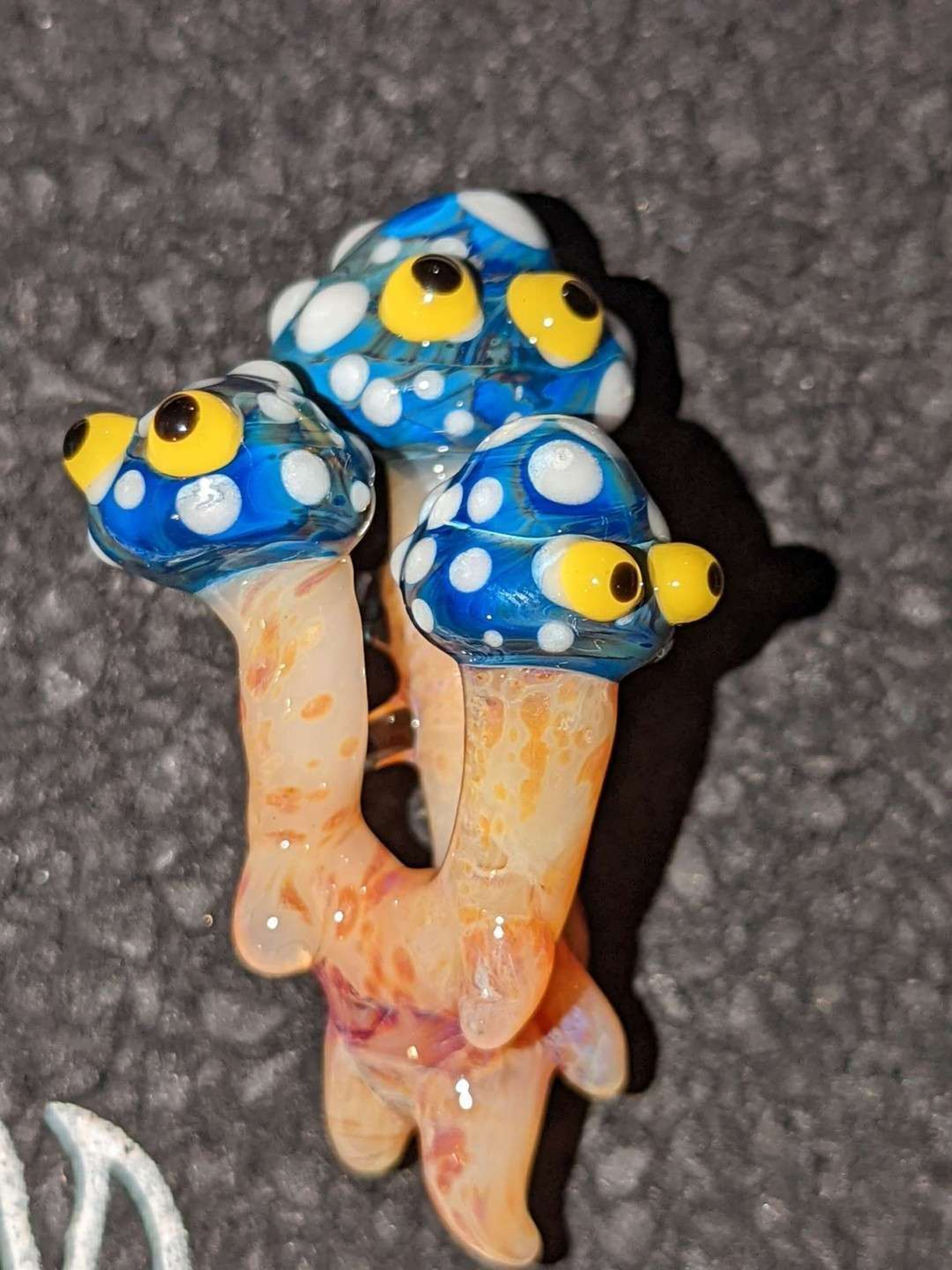 Preview pic of Three headed mushroom pendant glyph glass