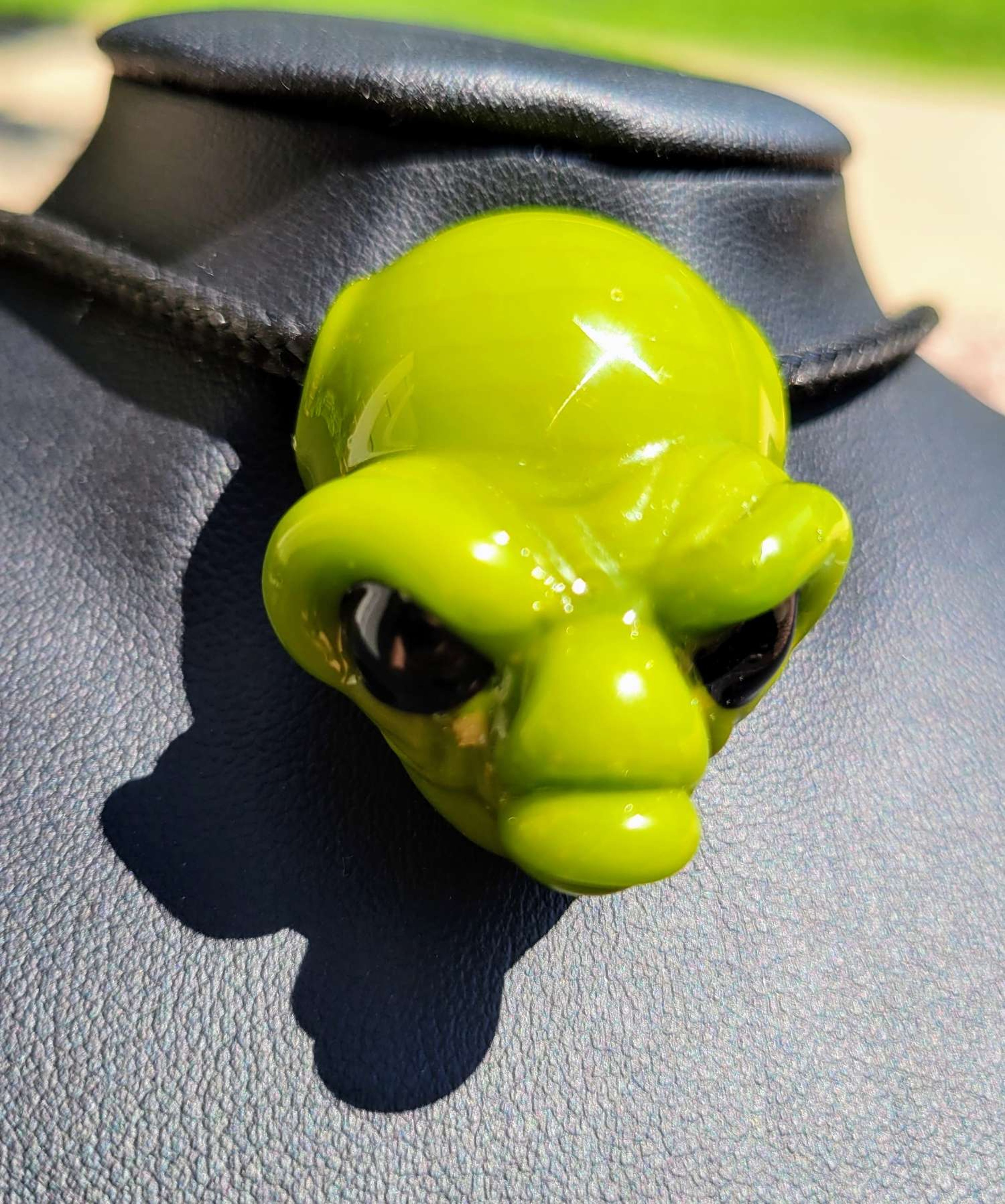 Small alien pendy image 0