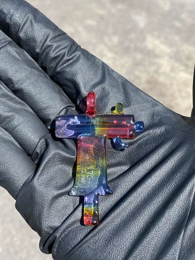 Preview pic of Just dewit glass Uzi pendant