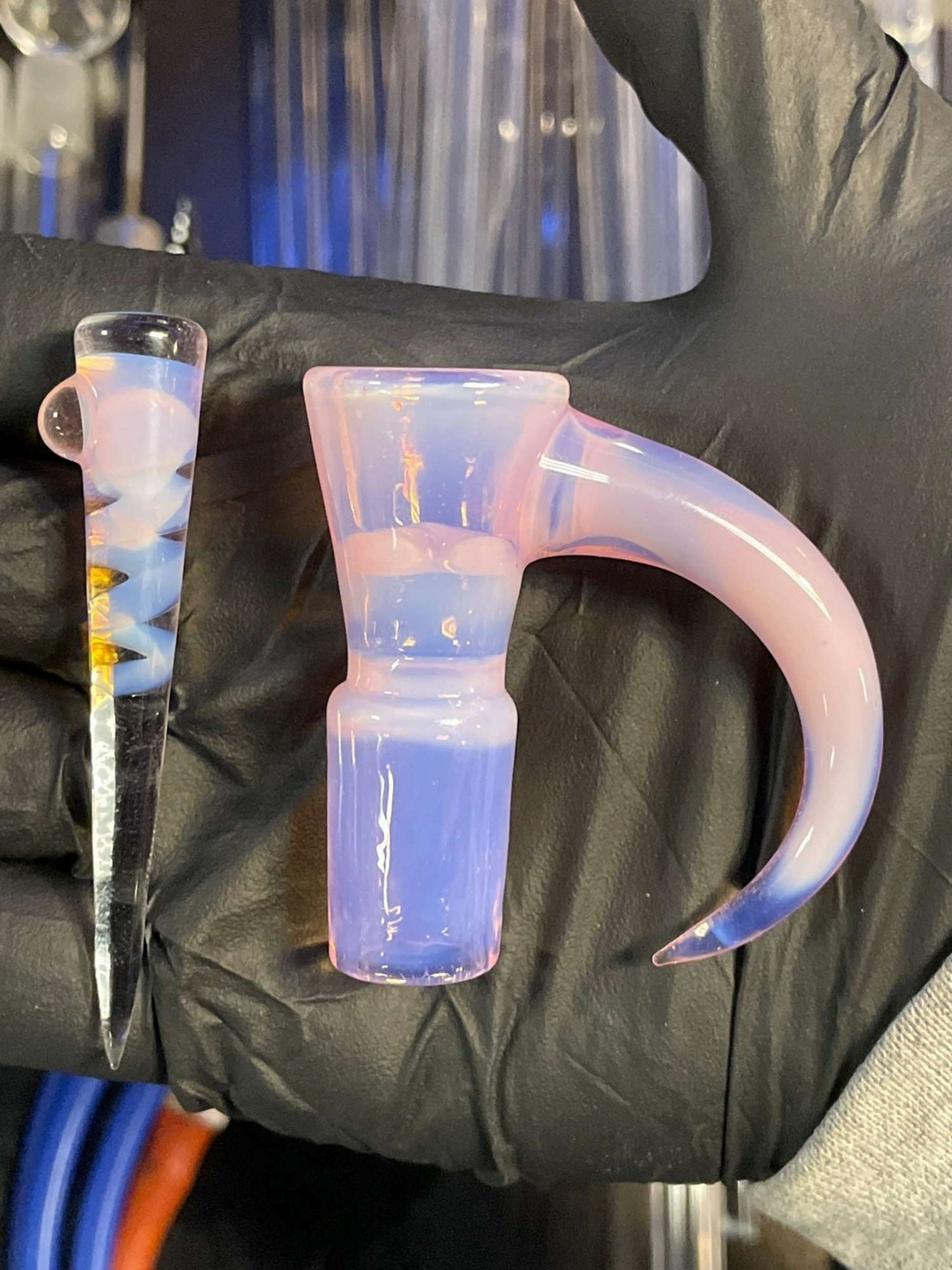 Preview pic of UreGlass 18mm 4hole Fw w/ poker blossom