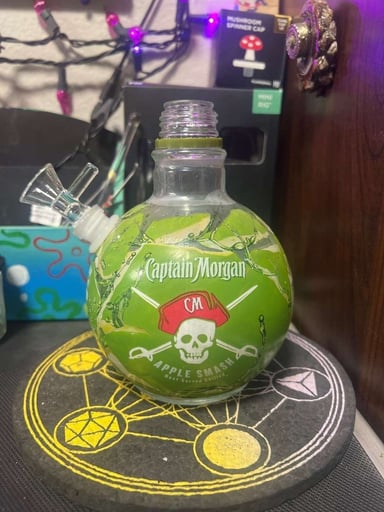 Preview pic of Captain Morgan Apple Smash bong/rig