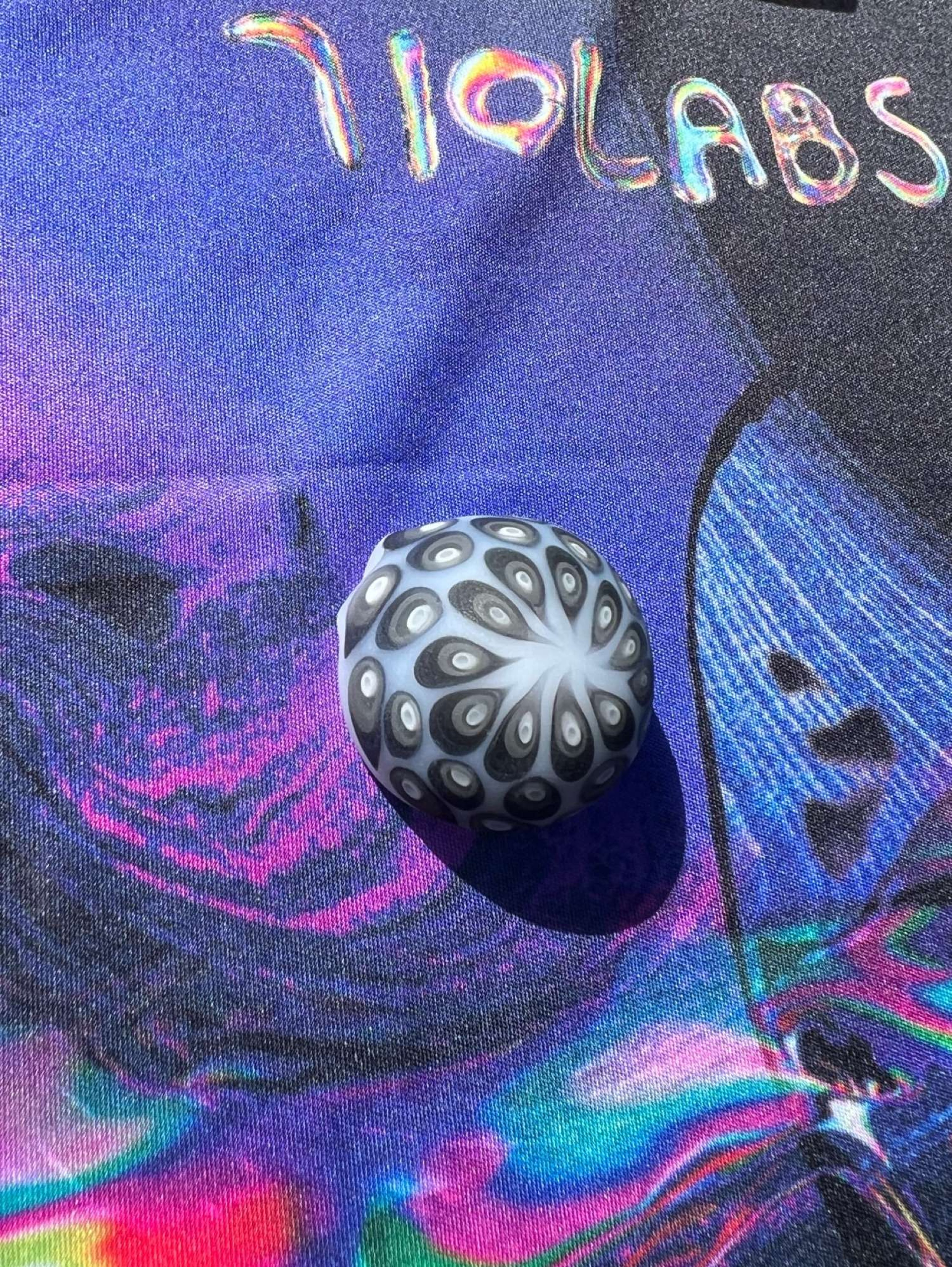 Hypnotizing Greyscale dot stack pendant image 0
