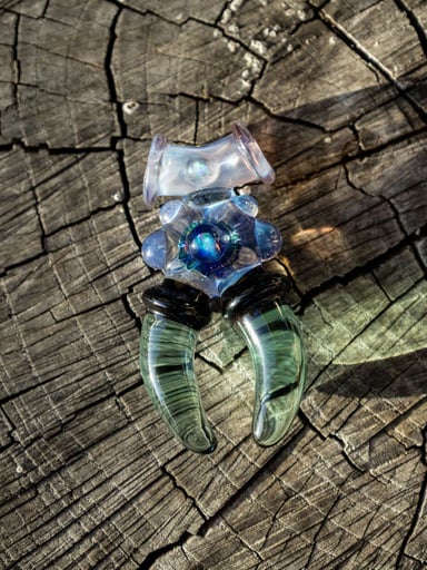 Preview pic of Mitoa fang pendant