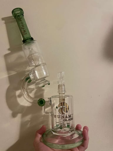 Preview pic of Tsunami Glass Bong 