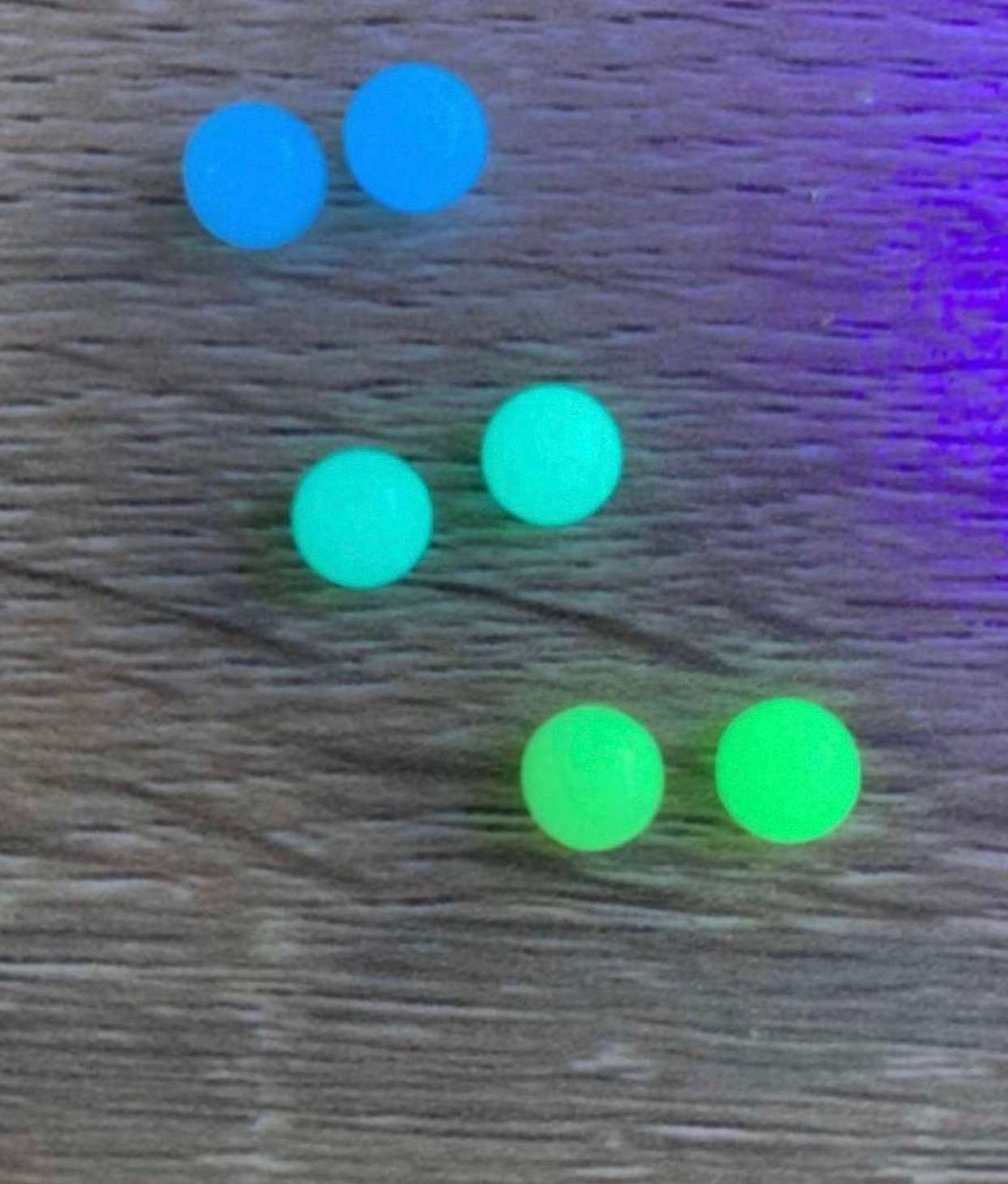 Preview pic of UV Glow in the Dark Pearls [x6]