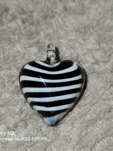 Preview pic of Black and white heart pendant