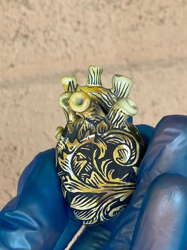 Preview pic of T.larsonglass heart pendy, pipe comes free with it MAKE AN OFFER