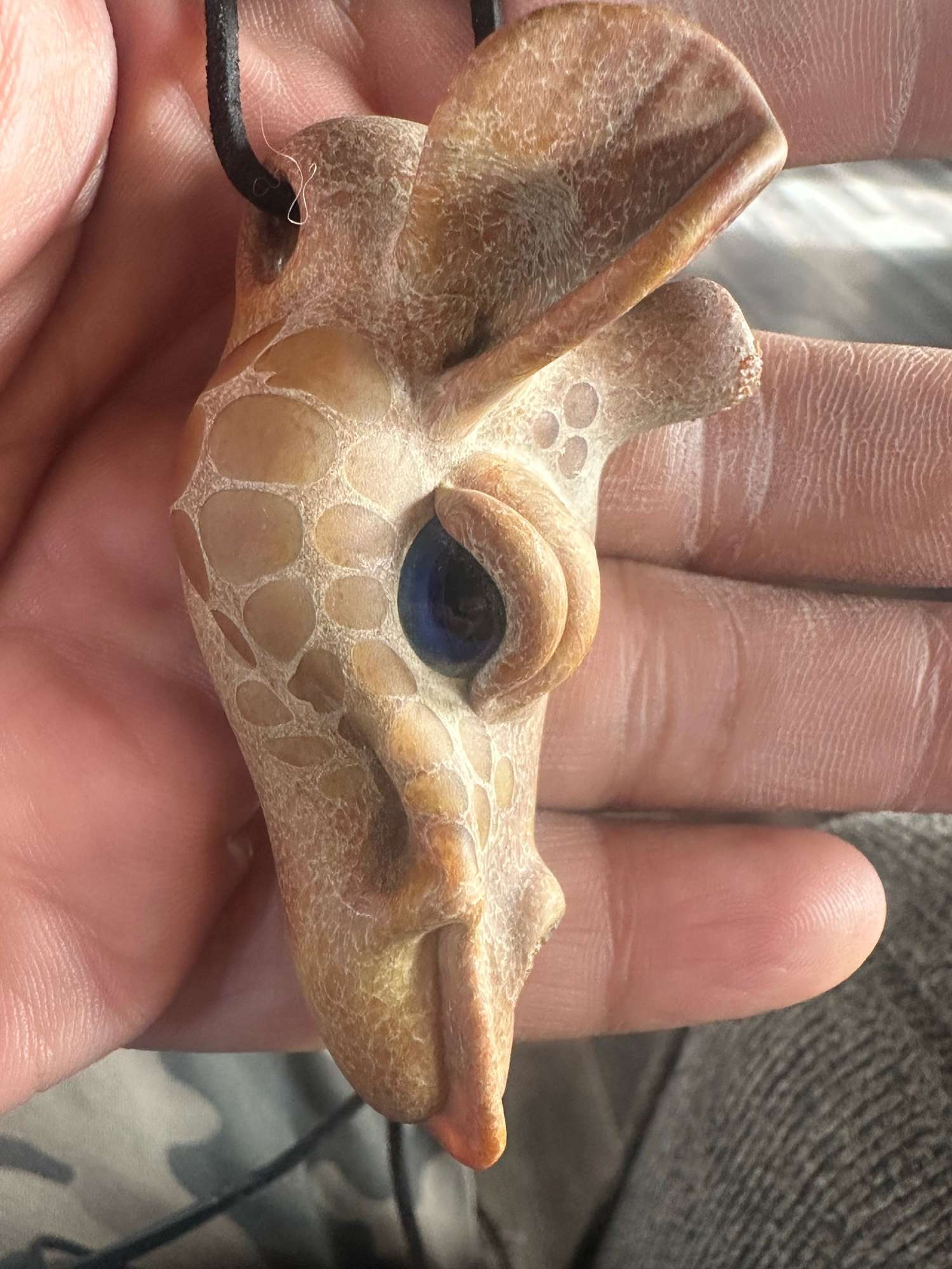 Preview pic of robertson giraffe head pendant 