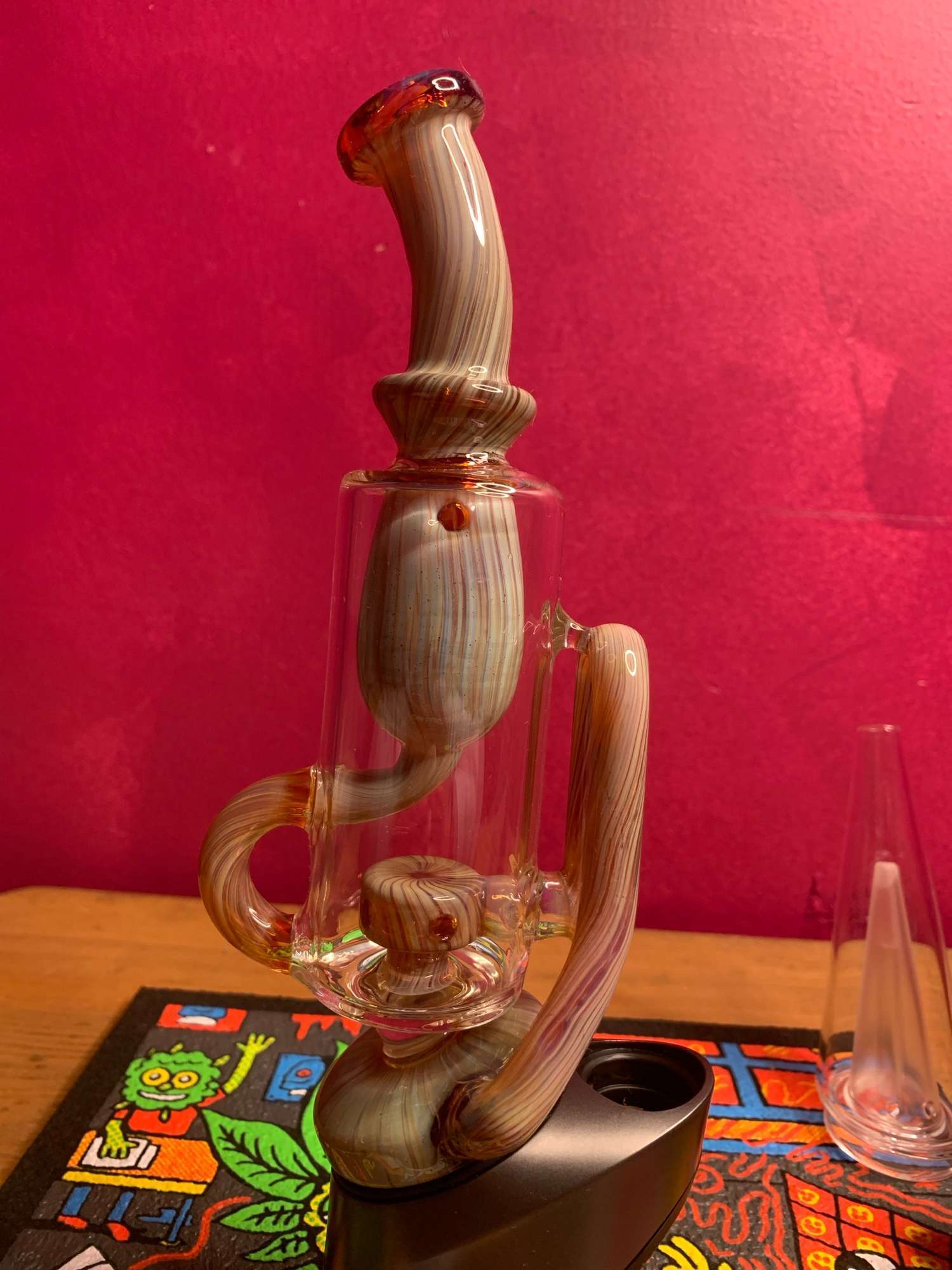 Preview pic of Iridescent glass Puffco topper