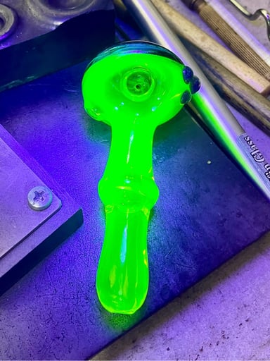 Preview pic of ILLUMINATI UV Dry Spoon Pipe