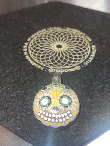 Preview pic of Olour glass pendant