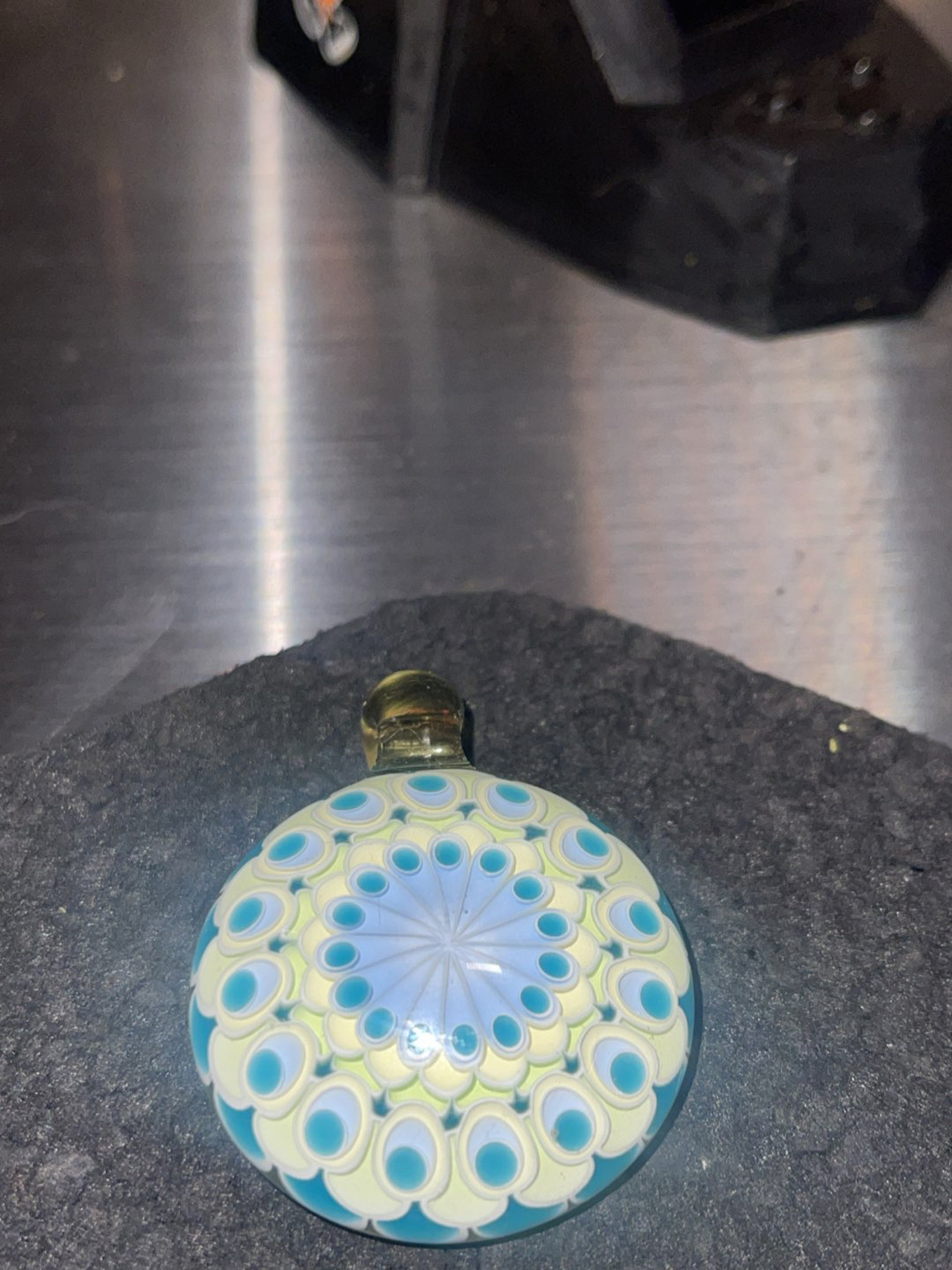 Preview pic of Olour glass pendant