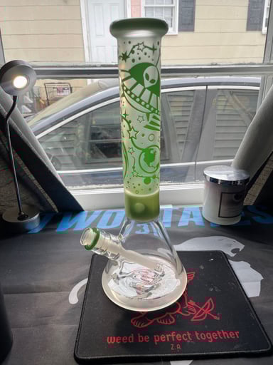 Preview pic of Cheech UFO etched beaker