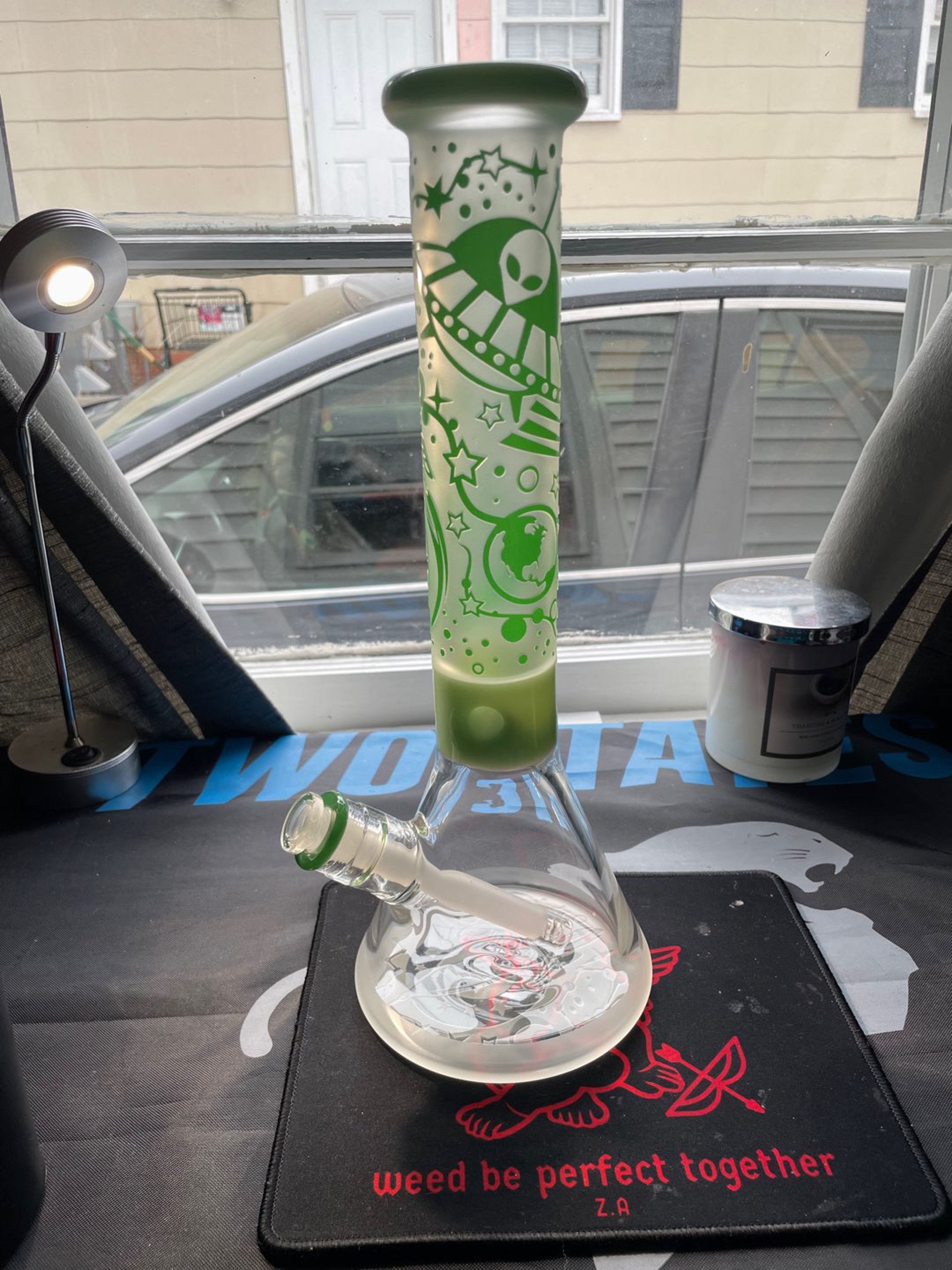 Preview pic of Cheech UFO etched beaker