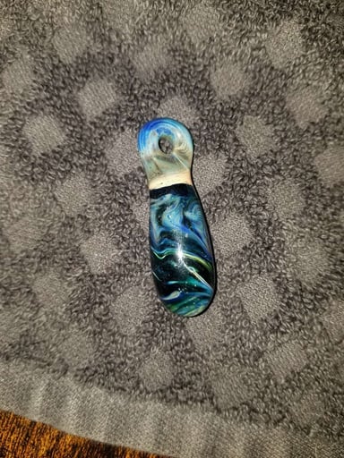 Preview pic of Glittery drip pendant