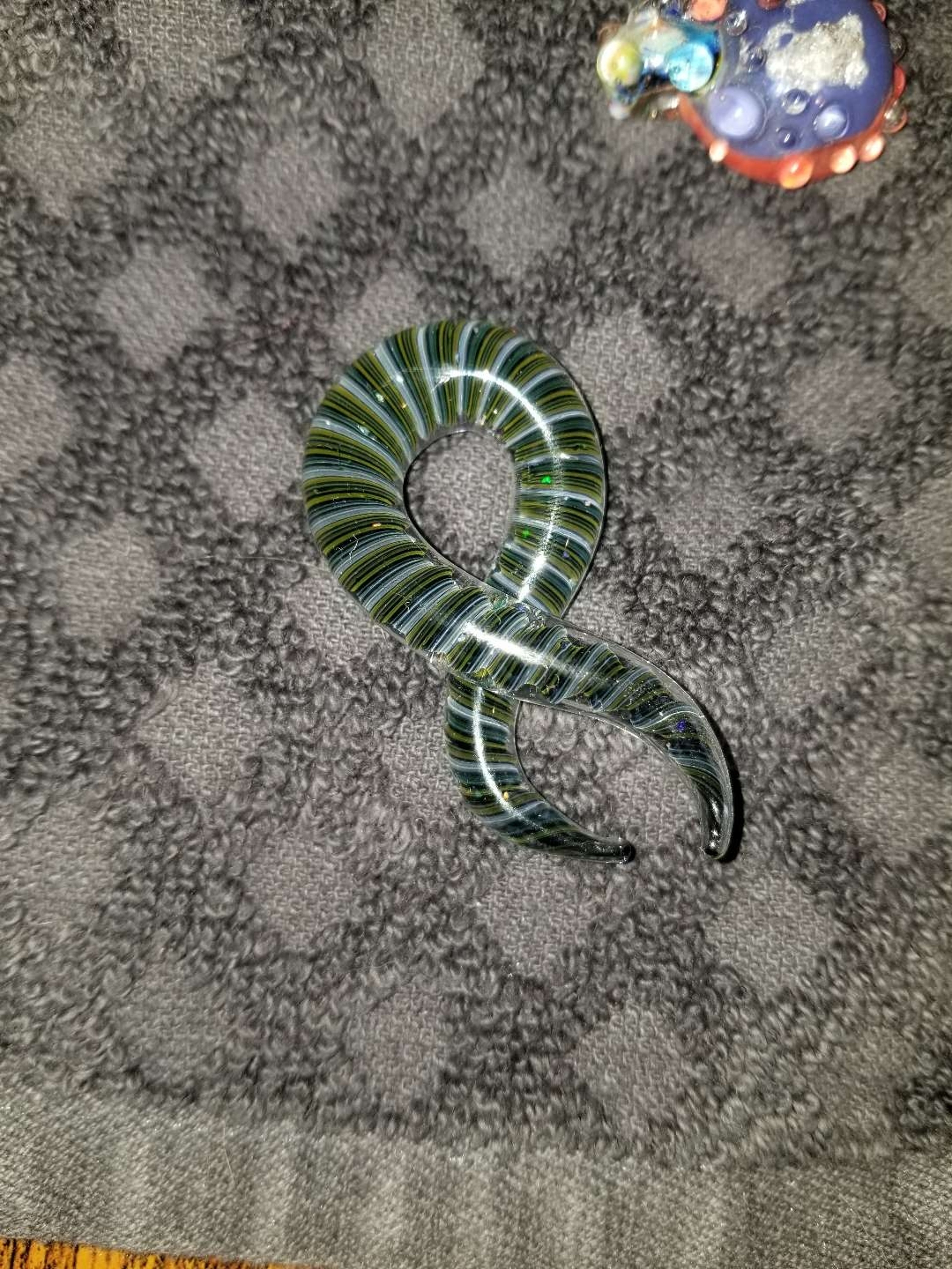 Preview pic of Mitoa glass pendy
