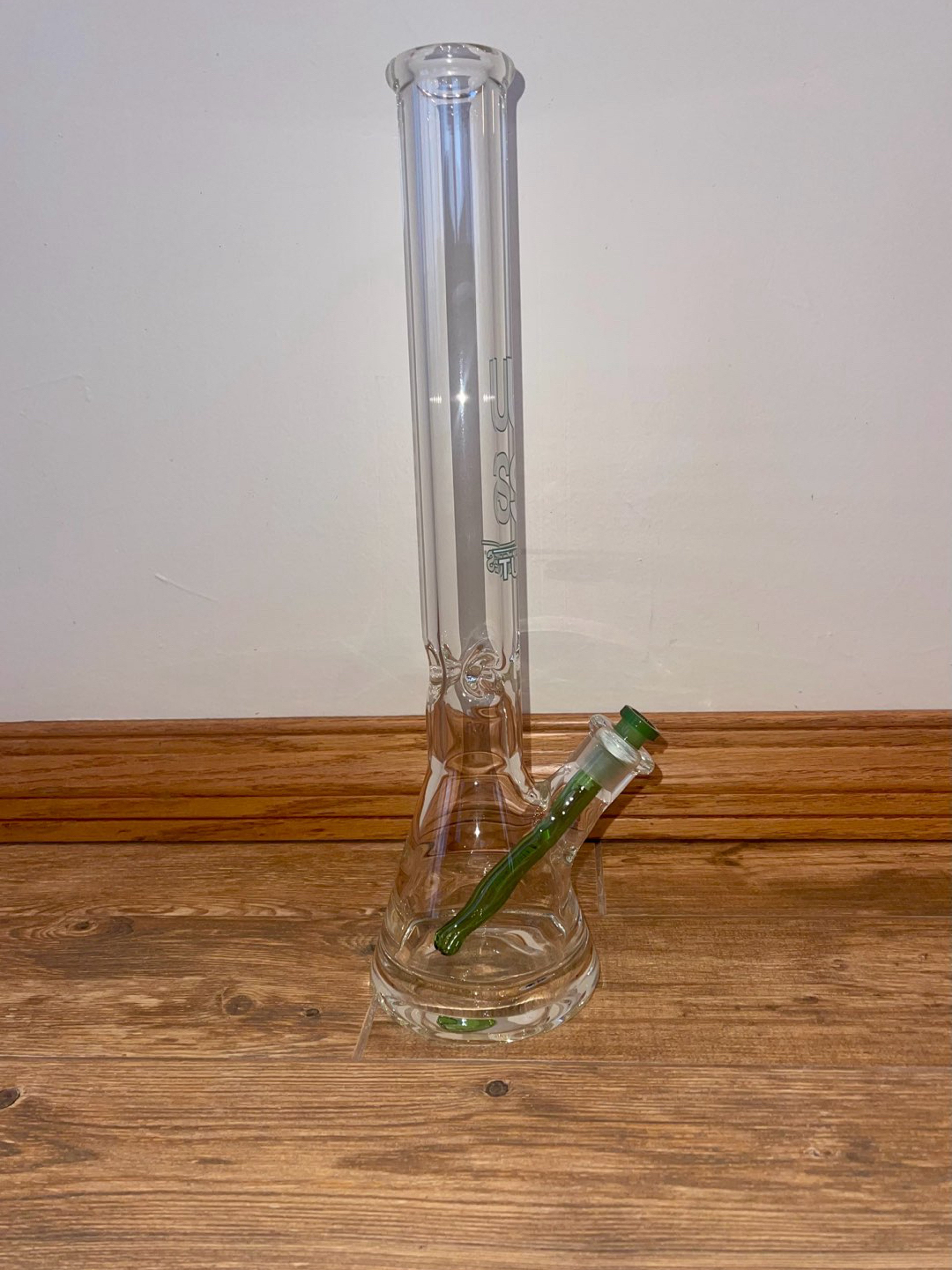 Preview pic of 9mm US Tubes Beaker 18in w/ 18mm joint &Green Label