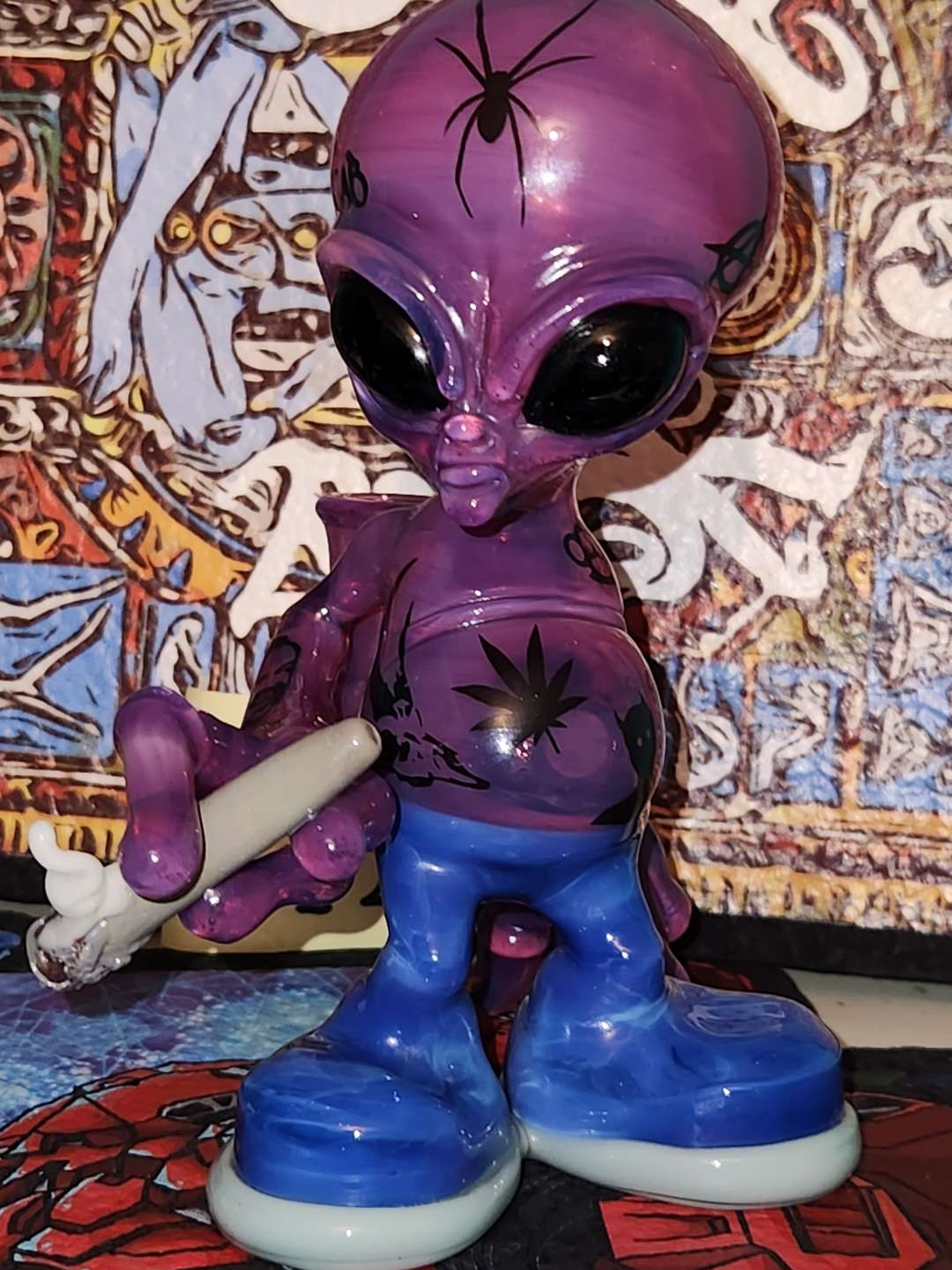 Preview pic of 2022 Ghostglass Standing Alien