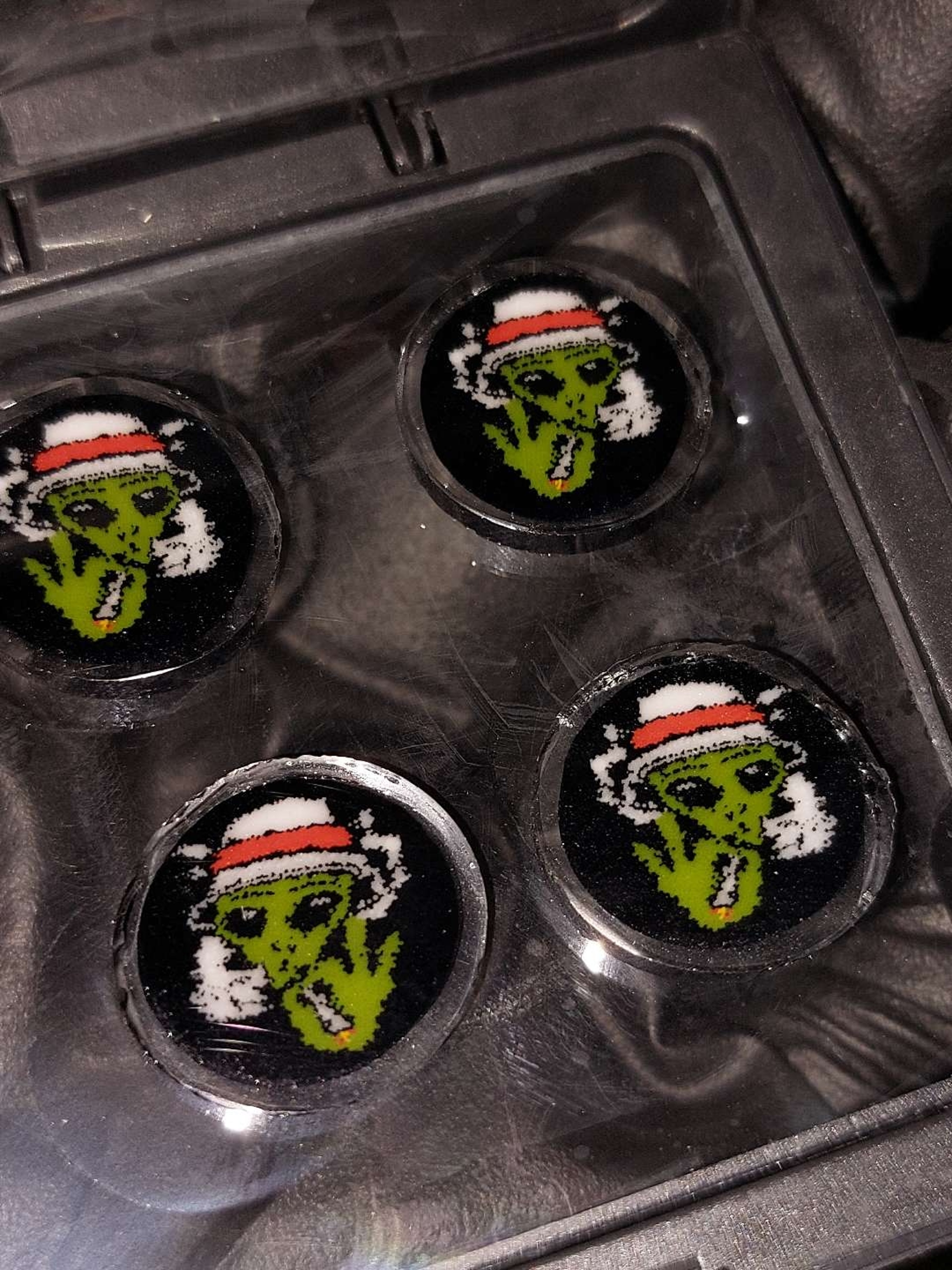 Preview pic of Smoking alien Polished Millie Chips