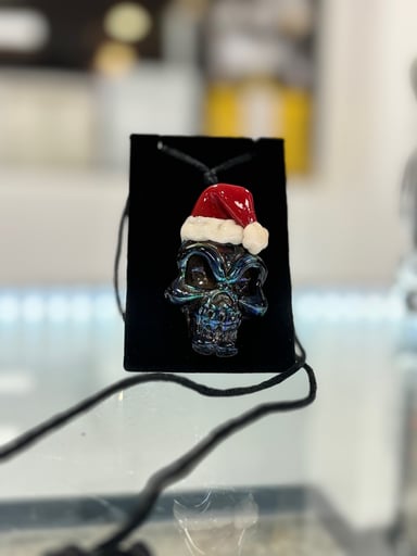 Preview pic of Skull pendy SantaHat