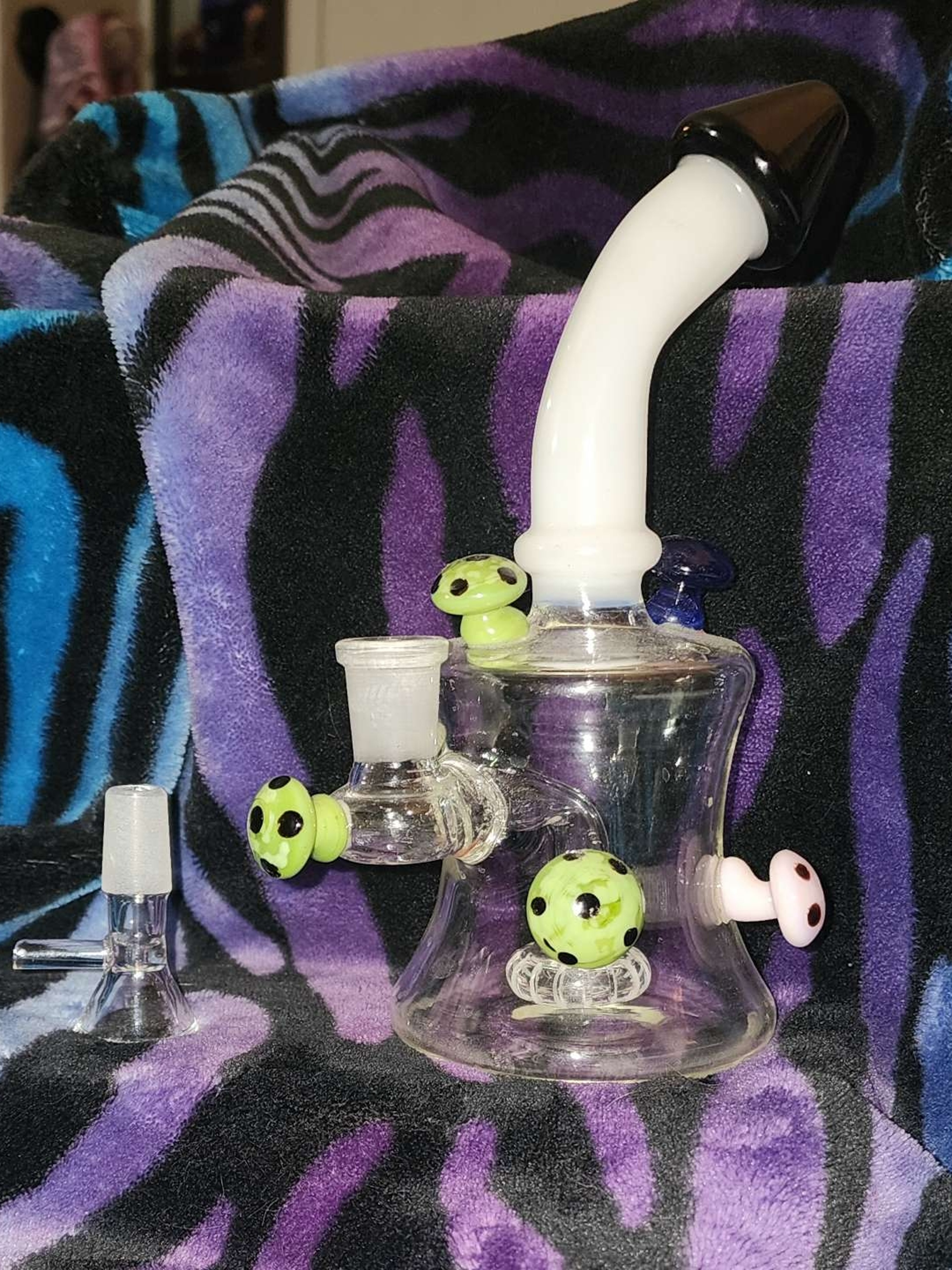 Glass bong with Mushroom Mouthpiece image 0