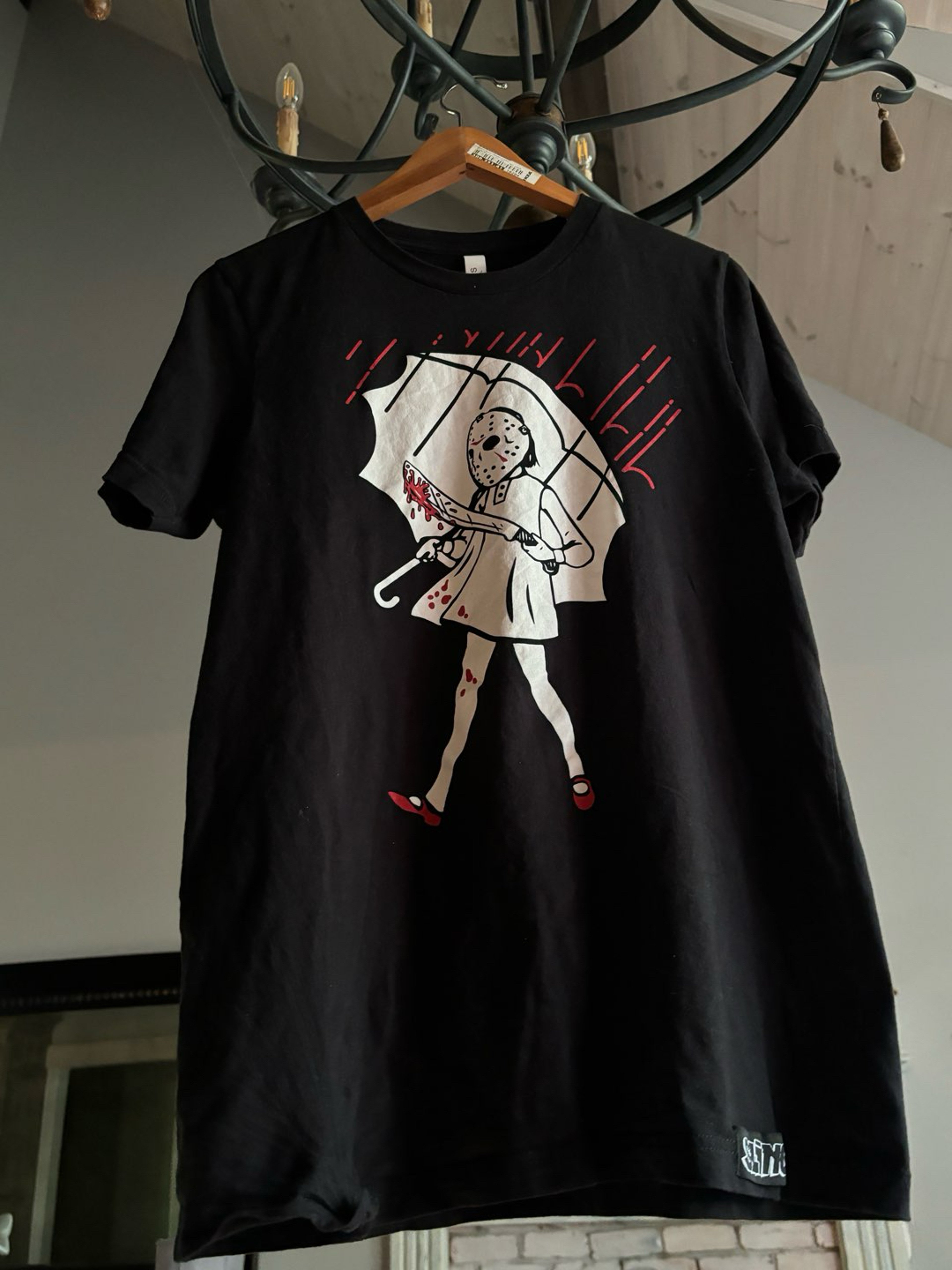 Preview pic of Friday the 13th slinger halloween shirt sz m